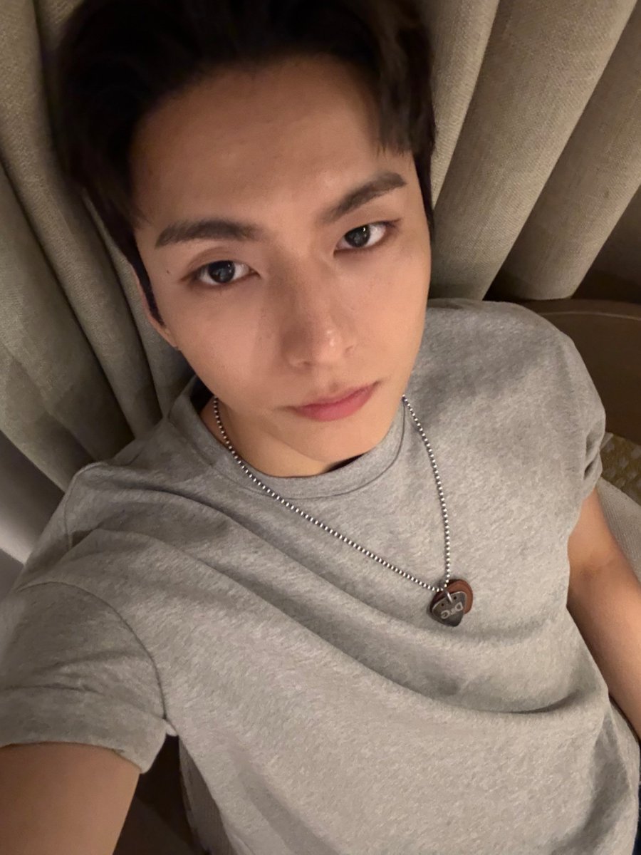 malangco_xh's tweet photo. 생각해보면 이런것도 다 받아먹는데 기본템은 실패가 없을 수 밖에 없는거같음.... 도화지같은 남자한테 무지티라는건 당연히. 먹고 들어가는거니까 https://t.co/zoYGKYFcCG