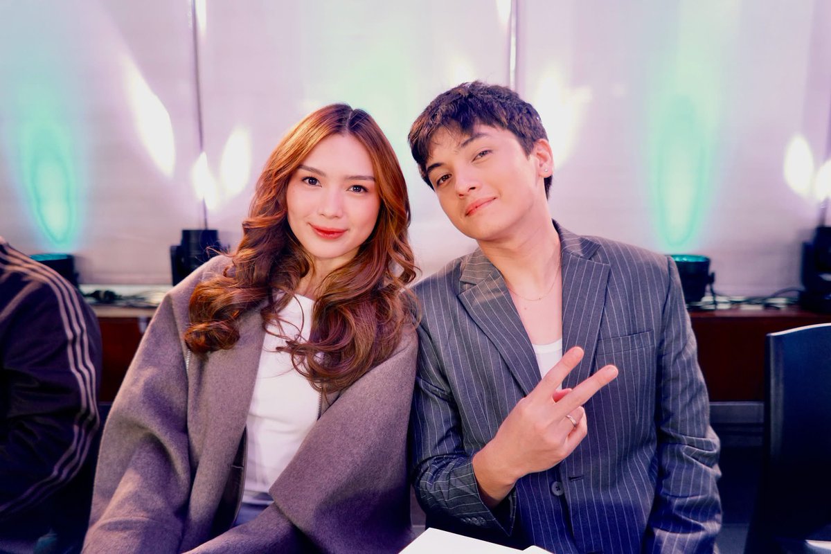 kowalerts's tweet photo. FRANSETH IS BACK FOR NEW MICRODRAMA ‼️

Pakitawag ang kapitbahay, may anunsiyo ako sa inyo! 📣

Ready ka na ba sa sobrang tamis na kilig feels? 🎂😍

ABS-CBN Studios & JRB Creative Production present #ACakeToRemember starring #FranSeth Francine Diaz & Seth Fedelin. Directed by Emerald Silvestre.

Part 1 coming this August 28 on iWant.
