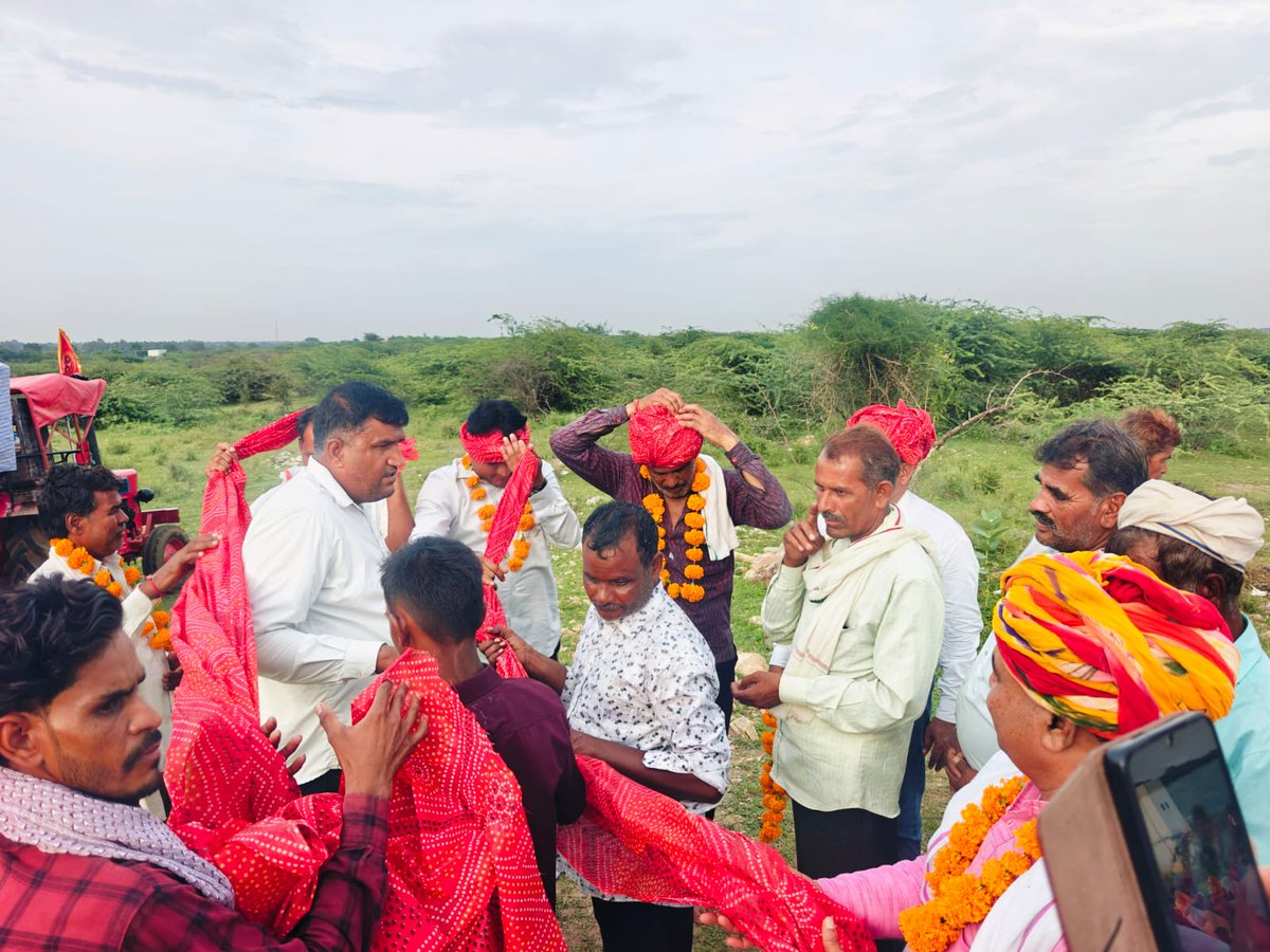 HemrajMeenaGCS's tweet photo. आज पगारा गांव में खजूर का नला काकड़ पर आयोजित माता जी के झंडा कार्यक्रम में समस्त ग्रामवासियों द्वारा क���या गया जोरदार एवं भव्य स्वागत।इस पावन अवसर पर सभी श्रद्धालुओं की आस्था,उत्साह और एकता देखने लायक रही।
माता जी की कृपा सदैव सभी पर बनी रहे।
@AshokChandnaINC 
@GcsBundi https://t.co/dsDujzKicS