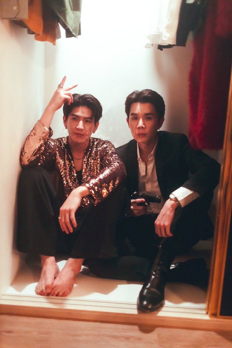 tannsbe7ry's tweet photo. they were in a closet in this scene? and look at sea's bare feet he looks so babie next to jimmy https://t.co/vUJDnhxnAO