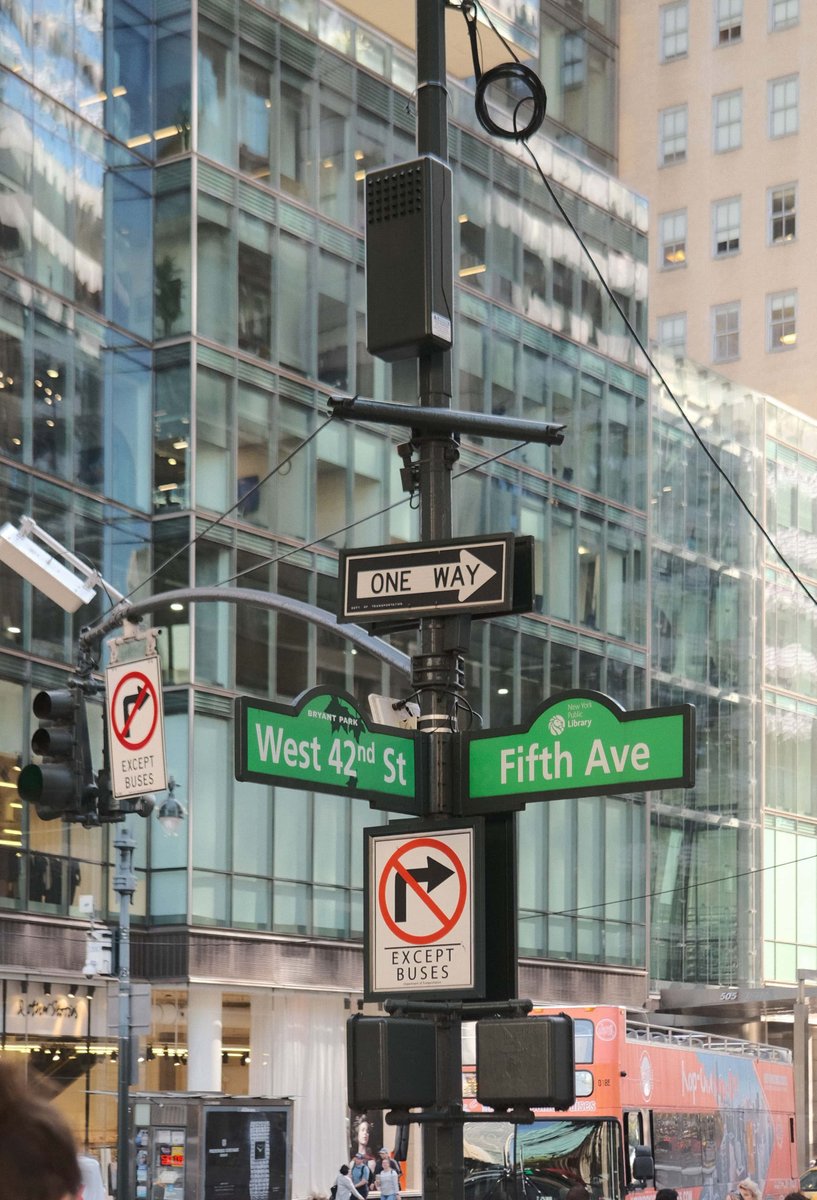 yanfccglgdcno's tweet photo. Spotted this street sign and thought it'd make a cool photo. Simple but nice. https://t.co/oRhetOU0bf