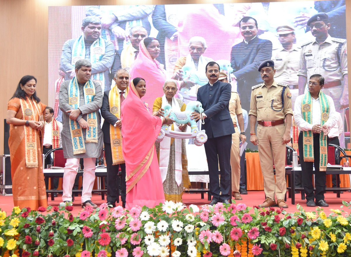 GovernorofUp's tweet photo. राज्यपाल श्रीमती आनंदीबेन पटेल की अध्यक्षता में मदन मोहन मालवीय प्रौद्योगिकी विश्वविद्यालय, गोरखपुर का 11वाँ दीक्षोत्सव सम्पन्न। 1,522 विद्यार्थियों को उपाधियां। 300 बेटियों का एचपीवी टीकाकरण,5.89 लाख से अधिक लाभान्वित, 300 आंगनबाड़ी केंद्रों को किट, 72,293 केंद्रों तक पहुँची पहल https://t.co/0Q2pft9Zz0