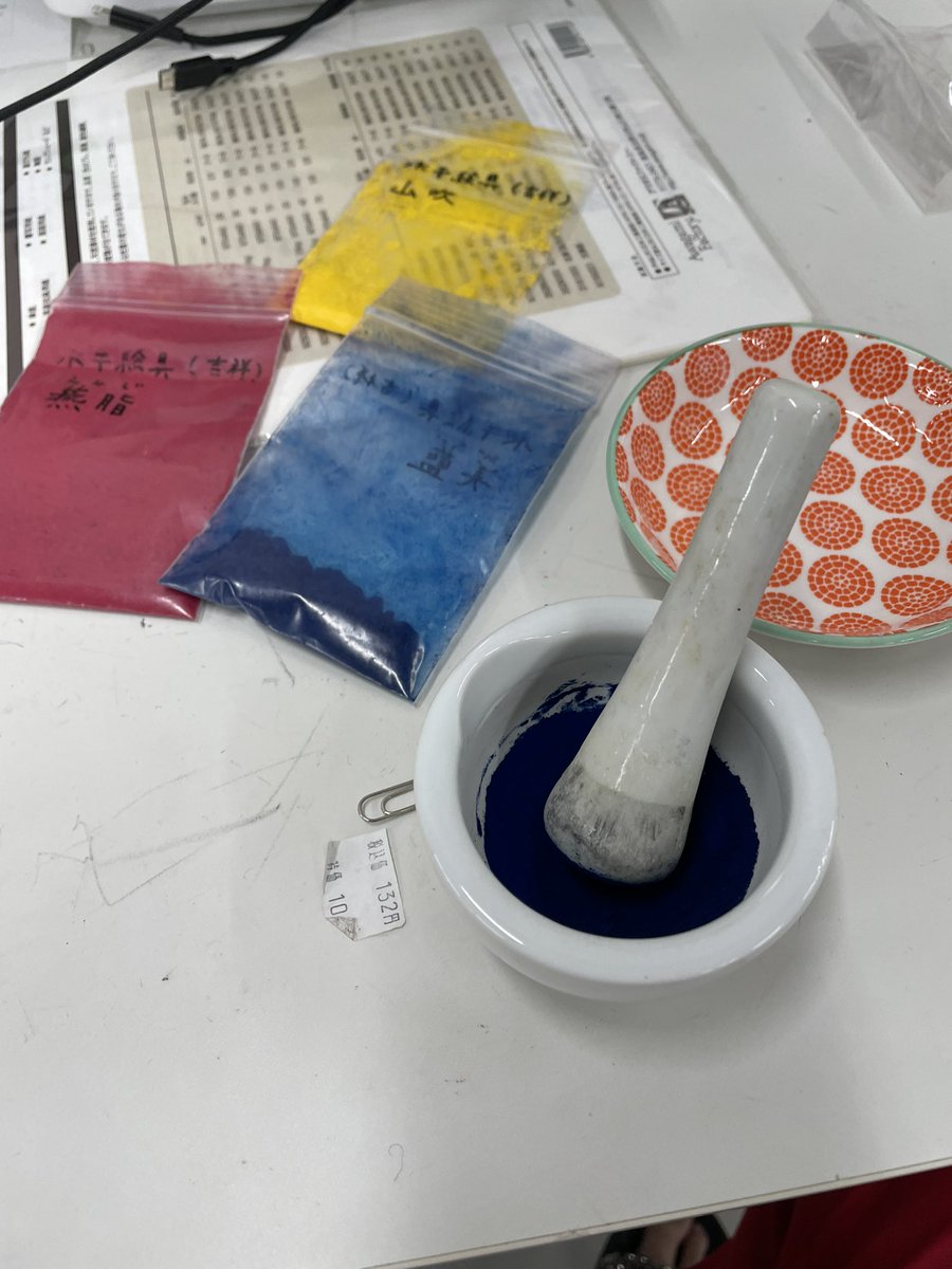 miko_azami's tweet photo. これはちゃんとした顔料で胡粉とアラビアゴム（または乾性油）でパステルをつくります。

#画材 https://t.co/WAZbHJLYj4