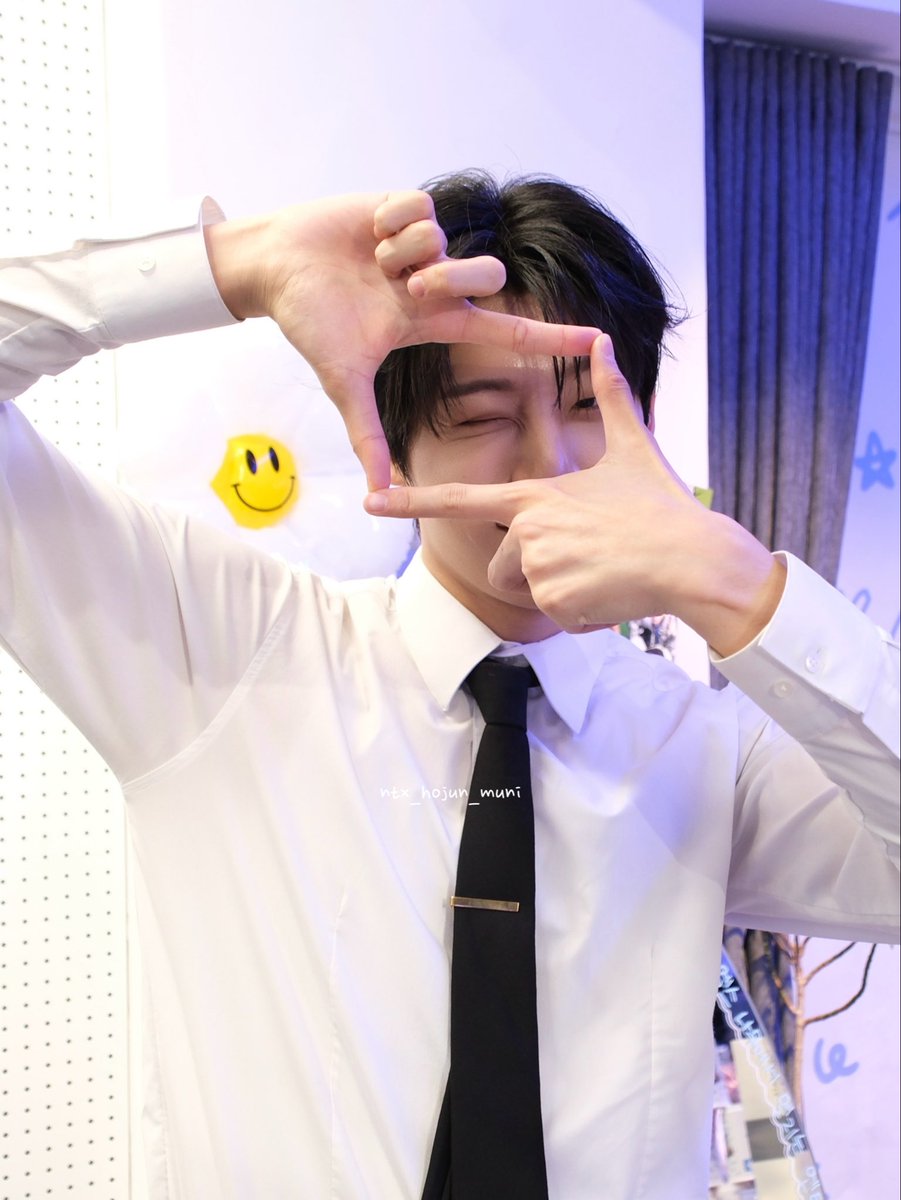 ntx_hojun_muni's tweet photo. 26.08.05
호준~~ 🫶🏻 페루 “리마” 공연에서 🐹는 또 얼마나 멋질까? ✊🏻 바다 건너 15,513km 떨어진🗼에서
👔 넥타이 호준이 언제 봐도 매력 넘치게 소화함~
(✈️ 이동 너무 고생했어)
#NTX #엔티엑스
#HOJUN #호준
📸26.03.30 https://t.co/Q2Zpqq44DW