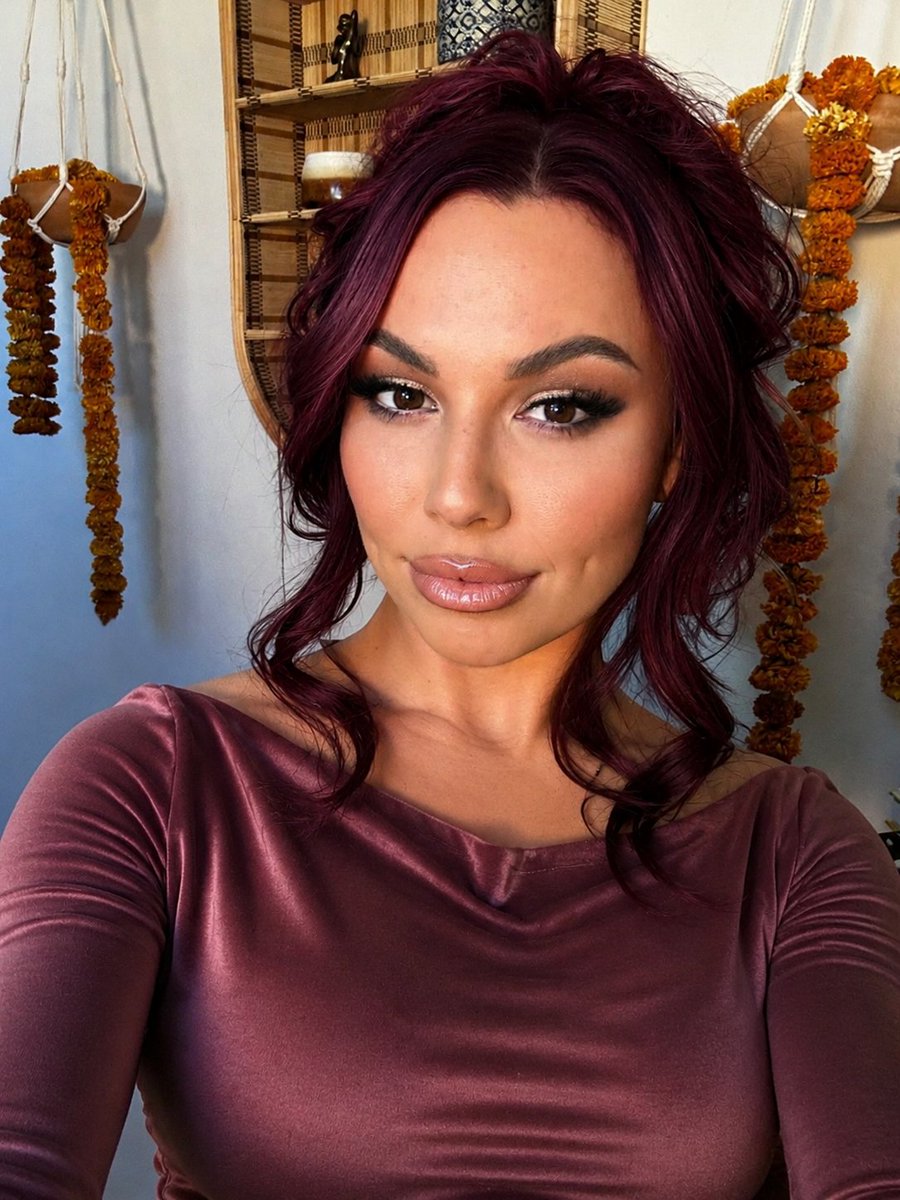 xAIDRAFOOXx's tweet photo. Confidence looks good in every shade. ❤️ What's the first thing you noticed about this photo? 👀 https://t.co/nuDYOGd10E