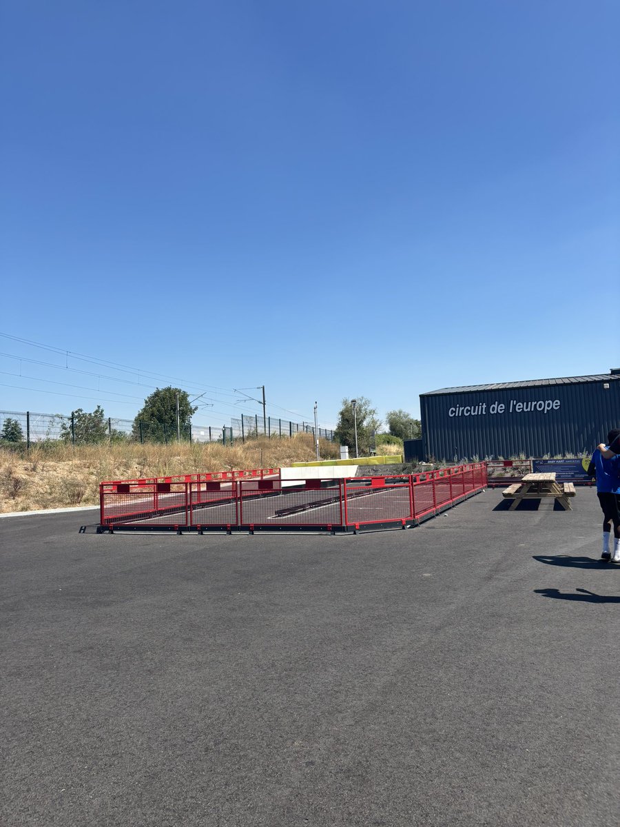 S_MOUBTASSIM's tweet photo. 🏎️ Encore de beaux moments partagés pour les jeunes Rolivalois du centre de loisirs L'Éléphant !
Hier, c'était une sortie karting, placée sous le signe de la convivialité, du plaisir et des sourires.
Un grand merci à l'équipe organisatrice pour son investissement, ainsi qu'à notre maire, Marc-Antoine Jamet, dont l'engagement en faveur de la jeunesse permet de faire vivre ces belles initiatives.
#Jamais_ValdeReuil_Sans_Jamet #ValdeReuilEnVrai = @MA_Jamet
