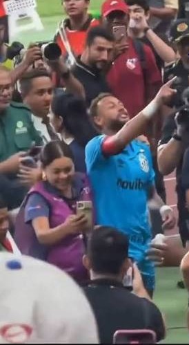 liberta___depre's tweet photo. Walter Casagrande no UOL News Esporte, do Canal UOL, crítica comportamento de Neymar após a vitória do Santos sobre o Remo: 'infantilizado'

"É desnecessário. É infantil. O comportamento dele ali no final, pulando, gritando 'eliminado', fazendo posição de forte, essas coisas, é desnecessário. É coisa de criança. É infantil. O Neymar é infantilizado. (...) A resposta já foi dada. Aí o resto é infantilidade, é criancice, é de um cara de 34 anos mimado, que não aceita ser provocado, não aceita crítica.

Todo jogador que o adversário tem medo e que é provocador, a torcida adversária provoca. Isso é histórico. (...) Tem jogadores que respondem jogando, a resposta tá ali, ele já tinha dado a resposta, o resto foi over.

Naquela cena ali do Neymar, foi exatamente isso. O Neymar saiu de jogador do Santos e virou um torcedor do Santos provocando a torcida do Remo. (...) Jogador se comporta como jogador. Não tô falando que tem que ficar quieto e engolir. Faz dois gols, manda a torcida calar a boca, faz o que quiser. Mas depois do jogo vai tomar banho e... tchau, cara."

Via: @UOLEsporte 

📷Uol / 📷Divulgação