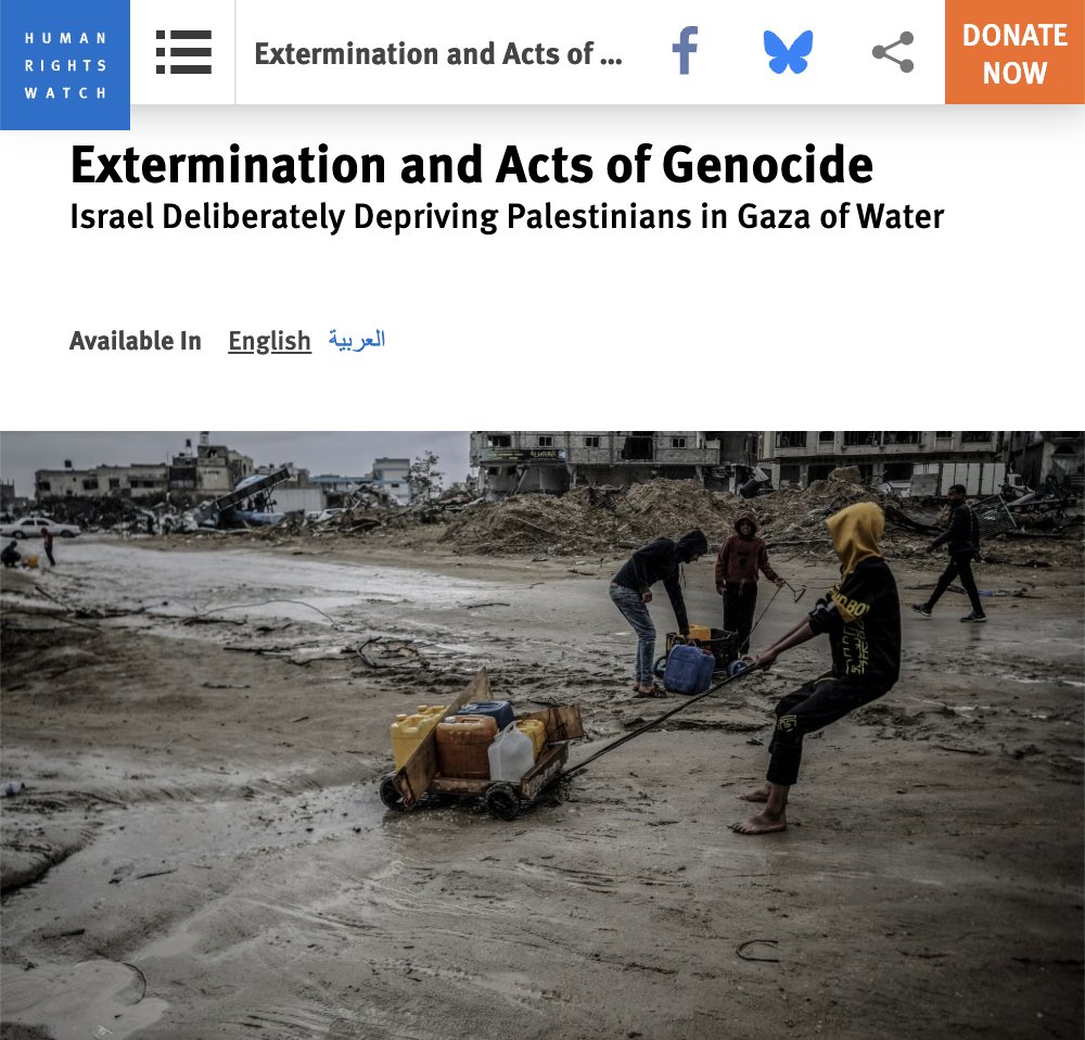temoris's tweet photo. Los legitimadores del genocidio fracasaron (pero Ezra Shabot aún no se da cuenta)

Réplica argumentada y detalladamente documentada al artículo publicado por Nexos

Copiando y pegando alegatos ya viejos y desmontados, Shabot pretende dar clases sobre genocidio, un tema que ya fue ampliamente discutido y resuelto por organismos y expertos.

Los enlaces a todos los informes y documentos mencionados están aquí: https://t.co/n4I6FVSG6O

Por Témoris Grecko

Ante el genocidio nazi, el Bund, el partido de los judíos socialistas, decidió combatir. Aliarse con la clase obrera polaca para enfrentar la invasión alemana. El sionismo hizo lo contrario: aliarse con Hitler, a cuyos ministros llevó de paseo a Palestina y con quienes pactó el Acuerdo de Haavara (transferencia) para hacer lo que Hitler quería: sacar a los judíos de Europa. Y abandonar a los judíos de la resistencia antinazi.

“El sionismo, de hecho, siempre ha sido inseparable del antisemitismo”, escribió Henryk Erlich, el líder del Bund. “Los sionistas se consideran ciudadanos de segunda clase en Polonia. Su objetivo es ser ciudadanos de primera clase en Palestina y convertir a los árabes en ciudadanos de segunda clase”.

No fue la primera ni la última vez que judeófobos y los sionistas se aliaron porque tienen el mismo objetivo: convertir un problema cristiano y europeo, el racismo contra los judíos europeos, en un problema de otros, fuera de Europa.

El historiador Avi Shlaim, israelí nacido en Irak, recuerda que la convivencia entre judíos, cristianos y musulmanes iraquíes era buena hasta que el agente del Mossad Max Bennett condujo una campaña de ataques con bomba contra sinagogas, provocó el pánico y convenció a 120 mil judíos iraquíes de abandonar sus hogares y migrar a Israel.

Antes, la limpieza étnica sionista de Palestina en 1948, la Nakba, había expulsado a 750 mil palestinos de sus hogares. Esto creó una ola de indignación en los países árabes y musulmanes que en algunos sitios adoptó tintes antijudíos.

Entonces como ahora, la judeofobia es alimentada por el sionismo, que al insistir en la mentira de que una ideología es igual a un pueblo (que sionismo es igual a judíos), provoca que los crímenes de Israel sean atribuidos a millones de personas inocentes.

Nadie pone en peligro a los judíos del mundo como Israel.

Y el descargo es inútil: el comunicador @ezshabot publicó en Nexos una pieza de propaganda en la que los judeófobos son los musulmanes (no empleo el término “antisemita” porque al utilizarlo como munición de disparo automático, lo han vaciado y banalizado) y los sionistas son corderos que se ven forzados a masacrar niñas y niños. Atribuye todos los crímenes a otros y justifica los propios, los cometidos por el sionismo.

Pero solo los sionistas lo validan. Entre las muy escasas verdades que ha dicho Donald Trump están las que, según él mismo, le arrojó a Netanyahu: “Todo el mundo odia a Israel. Todo el mundo te odia”.

Las editoras de Nexos se cuidaron de precisar que la postura de Shabot es su “responsabilidad exclusiva” porque saben que es insostenible para cualquier mirada crítica. Que es una vergüenza porque trata de hacer un doble juego: justifica el genocidio al mismo tiempo en que niega que exista.

Como si fuera un experto en el tema y, todavía peor, como si estuviera abriendo la discusión sobre si hay genocidio o no, aunque en realidad el debate acabó en 2025, Shabot recurre a argumentos simplones ya muy manidos, y a uno nuevo: según él, si se denuncia que Israel comete genocidio en Gaza, se acepta implícitamente el argumento ruso de que Ucrania cometía genocidio en el Donbás y en Crimea.

Siéntese señor. Muchos hombres de la guerra pueden decir que hay genocidio aquí y allá, según sus intereses. ¿Cómo puede eso invalidar que hay genocidio donde los académicos y las organizaciones que sí saben lo que significa e implica declarar un genocidio lo han hecho?

Porque eso ya está asentado en todos los ámbitos menos en uno, que por su naturaleza demora demasiado, pero cuya resolución es predecible por el cúmulo de informes que nutren su corpus de análisis: el de la Corte Internacional de Justicia.

Pero vamos por partes: para beneficio del Sr. Shabot y del público, haré una reseña breve de cómo sabemos que lo que él niega —haciéndose cómplice intelectual de un genocidio—, está ocurriendo.

Es la conclusión de cinco informes de las relatorías especiales de la ONU para los Territorios Palestinos Ocupados (empezando por “Anatomía de un genocidio”) y sobre la Violencia Contra las Mujeres y las Niñas; del Alto Comisionado de la ONU para los Derechos Humanos; del Comité Especial de la ONU para Investigar las Prácticas Israelíes que Afectan los Derechos Humanos del Pueblo Palestino; y de manera muy significativa (explicaré por qué al final), la Comisión Independiente de Investigación mandatada por el Consejo de Derechos Humanos de la ONU.

A Israel no le agrada la ONU. Al menos eso parece porque su embajador se dio el gusto de plantarse en la tribuna ante la Asamblea General a triturar el documento de estatutos que le dio origen. A ese nivel llega su desprecio por el orden internacional. Así es que puede ser que el Sr. Shabot nos diga que de la misma forma debemos ignorar y pisotear sus informes.

¿Qué sí le parecerá de respeto? ¿Las organizaciones defensoras de derechos humanos? ¿Amnistía Internacional? ¿Human Rights Watch? ¿La Federación Internacional de los Derechos Humanos? ¿La Red Universitaria por los Derechos Humanos? Porque cada una de ellas publicó sus reportes sobre el genocidio en Gaza en 2024, hace dos años. ¿No los vio don Ezra?

Quizás quiera pensar que los que sí saben de genocidio solo son los doctores en medicina. ¿Le gusta el reporte de Médicos Sin Fronteras?

O quizás prefiera Médicos por los Derechos Humanos porque tiene una sección en Israel… que junto con la organización israelí B´Tselem publicó el informe “Nuestro genocidio”. ¡Oh no! ¿Cómo es que israelíes se atreven a reconocer, además de documentar y explicar, que como ciudadanos de Israel el exterminio que lleva a cabo su gobierno es responsabilidad colectiva!?

Nop, temo que ese menos le va a gustar al Sr. Shabot.

¿Quizás el del Instituto Lemkin para la Prevención del Genocidio? Ese centro debería agradarle porque guarda el legado de Raphael Lemkin, nada menos que el pensador judío que creó el término “genocidio”. Pero quizás lo va a acusar de prematuro, porque publicó su documento “Por qué llamamos al ataque israelí en Gaza genocidio” en diciembre de 2023, y aunque para muchos de nosotros ya quedara claro lo que estaban haciendo, para Ezra pasan años y simplemente no lo va a aceptar.

¿Y los rabinos? ¿Qué tal el Consejo Rabínico de Voz Judía por la Paz? Bueno, puede que Ezra haya hecho su bar mitzvah pero no sea religioso, algo muy común, y no se sienta representado.

Vale. Entonces… ¿qué tal los académicos? ¿Los expertos estudiosos del genocidio y más precisamente del holocausto?

Hace justo un año, la Asociación Internacional de Académicos del Genocidio (IAGS) votó una resolución que declara que las acciones de Israel cumplen la definición legal de genocidio.

O sea, para que lo entienda el Sr. Shabot: el debate académico terminó ahí.

Don Ezra dice que lo que dicen los expertos está muy mal, que él lo sabe porque, pues, lo sabe y punto.

Qué lástima porque esto es el máximo consenso académico global.

Shabot va a decir que hubo fraude, ratón loco, alquimia, chanchullo. Que le ponga a figuras, individuos que él sí respete.

¡Genial! ¡Va, Ezra! Atento:

¿Qué tal Omer Bartov? Era sionista de cepa. Uno de los expertos del holocausto más citados y queridos en Israel. Multipremiado. Hasta que el año pasado publicó en el New York Times su ensayo titulado: “Soy un académico del genocidio. Reconozco uno cuando lo veo”. Es el de Gaza.

Otros: Amos Goldberg, historiador y reconocido experto en genocidio y Holocausto, dio a Le Monde la entrevista titulada: "Lo que está ocurriendo en Gaza es un genocidio porque Gaza ya no existe"; Lee Mordechai, destacado académico israelí y profesor de historia en la Universidad Hebrea de Jerusalén, dio a The National la entrevista cabeceada: “Académico israelí acusa a su país de cometer genocidio en Gaza”; William Schabas, uno de los principales expertos mundiales en derecho del genocidio, dio a The New Arab la entrevista “Nuestros enemigos cometen genocidio, nuestros amigos no”, sobre el doble rasero (ahí te hablan, Ezra) al denunciar los crímenes de Israel en Gaza; tras el falso cese al fuego, Raz Segal, historiador y profesor de estudios sobre el holocausto y el genocidio, publicó en The Guardian el artículo titulado “El genocidio en Gaza está lejos de haber terminado”.

O Avi Shlaim, que publicó el libro “Genocidio en Gaza: Israel, Hamás y la larga guerra contra Palestina”.

Puestas las cosas así, Shabot solo se puede refugiar en que la Corte Internacional de Justicia todavía no resuelve el juicio contra Israel, que admitió desde enero de 2024 porque encontró que la acusación es plausible y ordenó medidas cautelares que Israel simplemente ignoró. No le importará que el otro tribunal de La Haya, la Corte Penal Internacional, ordenó la captura de Netanyahu y Gallant, porque abiertamente la quieren destruir.

Pero la CIJ va a emitir sentencia dentro de no mucho tiempo. Y sabemos en qué sentido va, porque todos estos informes y declaraciones son sus insumos básicos. Especialmente, los que Shabot desprecia porque son de la ONU: tendrá que enterarse que son los que más peso probatorio tienen. De manera especial, el de la Comisión Independiente de Investigación del CDH, citado arriba.

No hay ninguno, en cambio, que dé sustento a la postura de Israel.

La historia está escrita. Israel pasa a la historia como Estado genocida. Sus legitimadores también, como cómplices de genocidio. 

Que nos traten de convencer de que no hay genocidio porque eso sería darle la razón a Putin es tan eficaz como que nos sigan disparando acusaciones de antisemitismo con su ametralladora de pompas de jabón.

Para desgracia de la humanidad, el genocidio es insoportablemente innegable.

***

Témoris Grecko es politólogo, periodista y documentalista, autor de “Gaza, Israel y Medio Oriente. Ruptura y reconfiguración del orden mundial” (libro de inminente aparición).