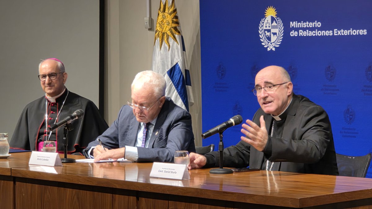 CancilleriaUy's tweet photo. 🌎 Uruguay recibirá la visita del Papa León XIV del 6 al 8 de noviembre, en el marco de una gira por América del Sur que se extenderá del 6 al 17 de noviembre e incluirá también a Argentina y Perú.

🤝 El anuncio fue realizado en una conferencia de prensa encabezada por el ministro de Relaciones Exteriores, @MinLubetkinUy, junto al nuncio apostólico en Uruguay, monseñor Gianfranco Gallone, y el cardenal @DanielSturla.

La visita del Papa León XIV constituye un acontecimiento de gran relevancia para Uruguay y reafirma los históricos vínculos de amistad y cooperación con el Vaticano.

➕ℹ️ Escucha la conferencia de Prensa completa en el enlace ⤵️
https://t.co/T4NCFwKDU3

#Uruguay #PapaLeónXIV #SantaSede #RelacionesExteriores