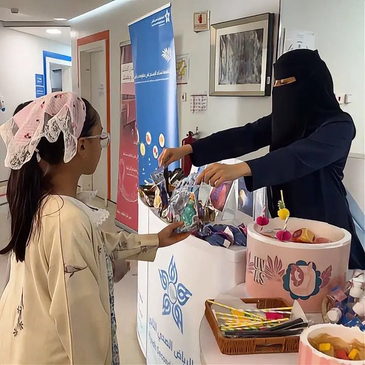 Cluster2_Riyadh's tweet photo. #صيف_بصحة في مركزي "الوادي، الفلاح" للرعاية الصحية الأولية، لتعريف المراجعين بطرق الوقاية من ضربات الشمس والإجهاد الحراري، وأهمية شرب السوائل لتفادي الجفاف.

#تجمع_الرياض_الصحي_الثاني https://t.co/Gmbxji7yKa