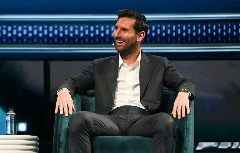 AlbicelesteTalk's tweet photo. 🇪🇸❤️🚨 @rubenuria: "As I imagine many of you know that Leo Messi has donated €80,000 for the reconstruction of Sierra Oeste in Madrid. As a Madrid resident, I simply want to say thank you to him and hopefully soon he visits the capital of Spain so we can give him a standing ovation first and then the hug he deserves for helping in these very complicated moments, especially when he had zero obligation to do so. 

"This gesture from Leo speaks to how great he is both on and off the field. A true gentleman. I know Leo well and I know he doesn't like this to be known or talked about because he doesn't care for publicity, nor does he need it. 

"But I do want people to know. Why? Because this isn't Messi's only donation. Just so people know, Messi already donated a significant amount of money to the Red Cross in other parts of Spain. Messi also extended help to combat the effects of that damn DANA [storm] that devastated Valencia and that our Valencian friends suffered from. Furthermore, just so people know, Messi along with his wife Antonela Roccuzzo also wanted to help those affected by the earthquakes in Venezuela.

"Messi, I repeat, does not need publicity, nor does he want it. But at least for me, I damn well feel like making it known. He isn't just the number one of all time on the pitch, but he is also the greatest outside of it. Thank you, Leo, in the name of many Madrid residents, and of course, many Spaniards."