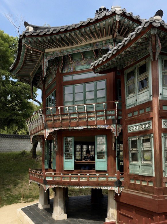 Eveniffen's tweet photo. これ多分あんまり教えてくれる人いないけど、景福宮では王様が本を読んでた場所で普通に読書できる‼️‼️‼️‼️‼️‼️‼️

景福宮って韓服を着て写真だけ撮って帰る人が多いけど、実は昔の王様が本を読んでた場所が一般公開されてて、旅行中でも中で本を読める。

しかも席は全部で52席。思ったよりちゃんと座れるし、窓の外に景福宮を眺めながら読書できるのが地味にかなり良い。

ただ、6〜8月は暑すぎるから休館。9月2日からまた開いて、10月31日まで公開予定だから、この時期に韓国来る人にはちょうどいい。月曜・火曜と秋夕連休も休みだからそこだけ注意。

📍景福宮 集玉斎・八隅亭
住所：ソウル特別市 鐘路区 社稷路161
時間：10:00〜16:00
料金：図書館は追加料金なし、景福宮の入場料は必要
検索：경복궁 집옥재

韓服で写真だけ撮って帰るより、昔の王様の書斎で少し本を読む韓国旅行も普通に良くない？