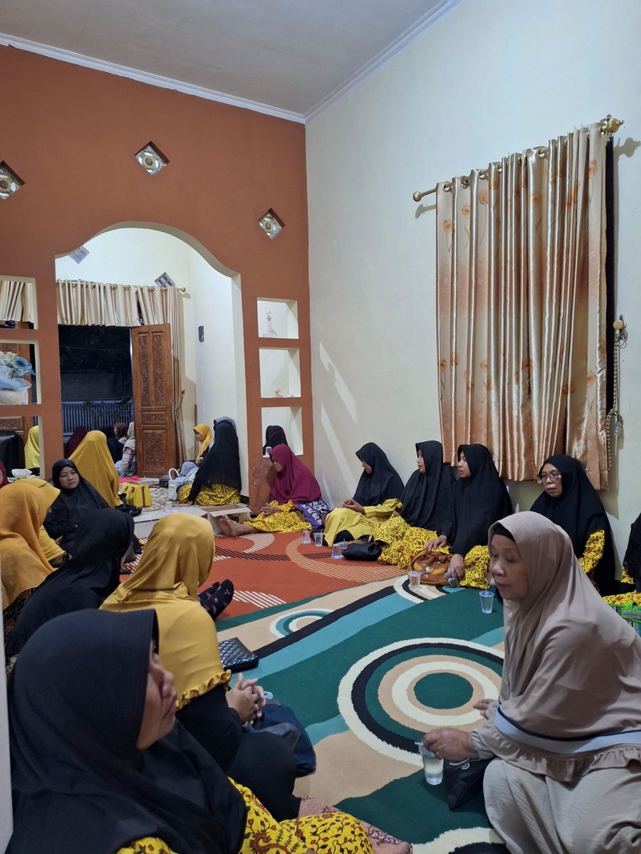 alirsungai's tweet photo. ibuk bikin syukuran buat gue karena keterima kerja 🤣😆. Kurang bersyukur gimana gue punya ortu kaya gini hahaha. https://t.co/Ni182z9PoR