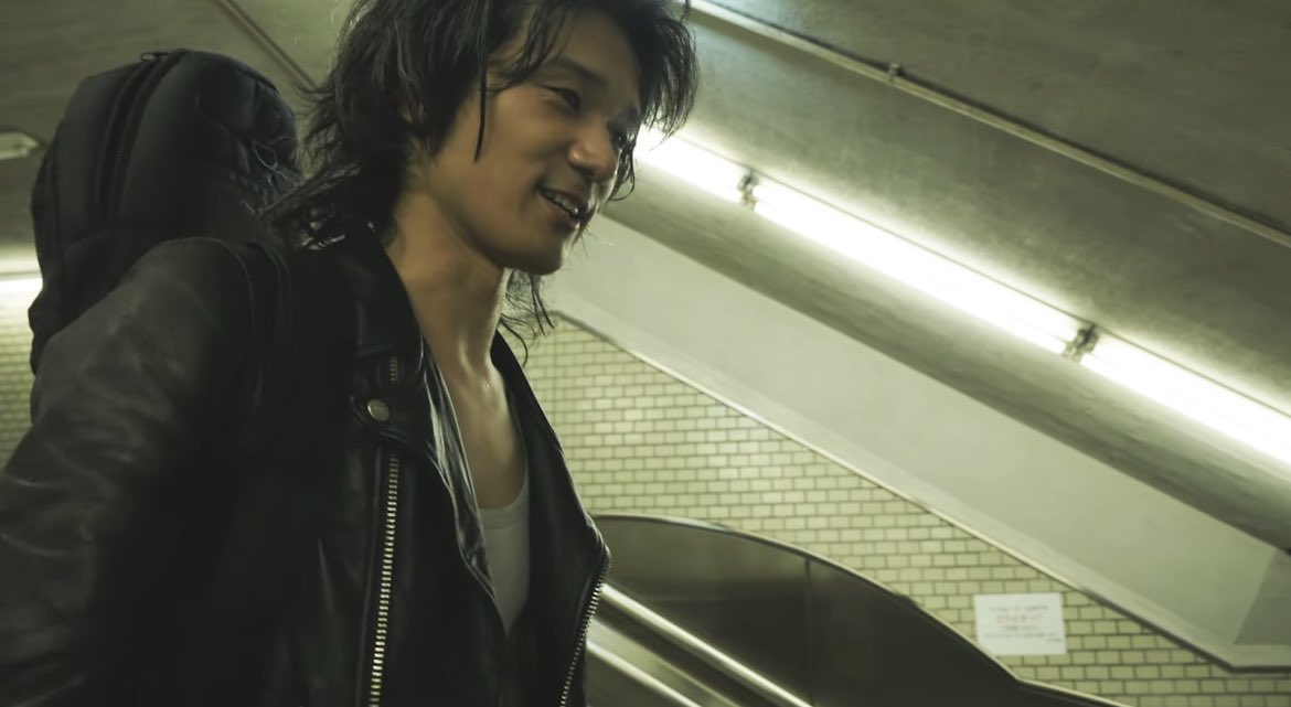 _gearblues_'s tweet photo. 初武道館で終演直後に誰よりも早く電車で直帰する衝撃映像がそのままMVになっててさすがに笑った、これが今のa flood of circle... https://t.co/6bCQ2VisF8