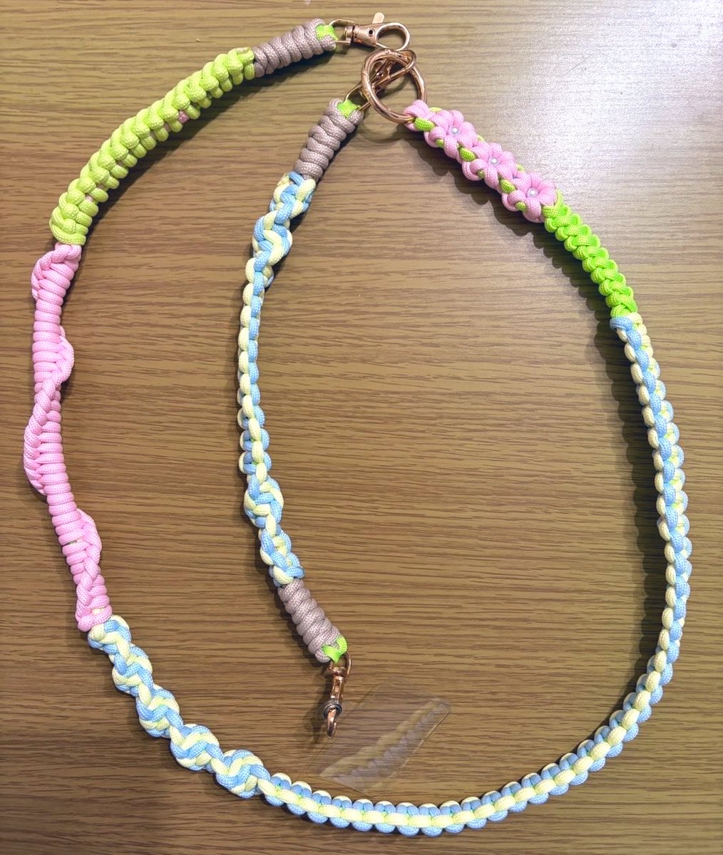 Cymbi_t's tweet photo. パラコード作家のコニタンさんとWEBで打ち合わせ
カラーはお任せしているのですが、組み合わせが可愛い🐱🌸 https://t.co/lZtLge6zes