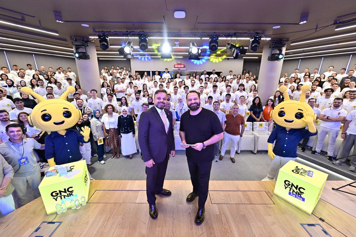 AliTahaKoc's tweet photo. Turkcell olarak ülkemizin dijital geleceğini gençlerimizle birlikte inşa ediyoruz. 11 yıldır süren GNÇYTNK programımızla, onlara kariyer fırsatı sunmakla kalmıyor, yetkinliklerini geliştirmeleri ve fikirlerini hayata geçirmeleri için zemin hazırlıyoruz. 

GNÇYTNK işe alım programına, bu yıl Türkiye’deki 208 üniversitenin tamamından 58.036 başvuru aldık. Bu yılki 252 gencimizle birlikte 11 yılda Turkcell ekosistemine kazandırdığımız GNÇYTNK sayısı 1.836’ya ulaştı. Aramıza yeni katılarak kariyerlerine güçlü bir başlangıç yapan geleceğin teknoloji liderlerine “Hoş geldiniz” diyoruz.💛 

İnsan ve İş Desteklerinden Sorumlu Genel Müdür Yardımcımız Erkan Durdu liderliğinde programda emeği geçen tüm çalışma arkadaşlarıma teşekkür ediyorum.

Gençlerimizin potansiyelini ve hayallerini desteklemeye kararlılıkla devam edeceğiz.