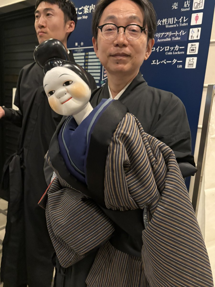 youcat2201's tweet photo. 開演前にロビーで熊本の地震の義援金を募っていらっしゃったので、私も少しばかり協力。
お人形の写真も撮らせてもらった。 https://t.co/qXcIrPOHyz