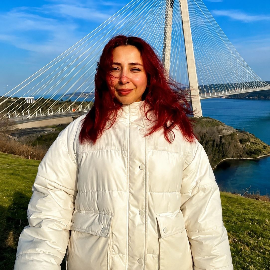 mhahaber_'s tweet photo. Şişli'de 26 yaşındaki Nilda Gül Şahin, sokak ortasında eski sevgilisi tarafından silahla vurularak öldürüldü.

Nilda, kız kardeşini hastaneye götürdükten sonra nöbetçi eczaneden ilaç aldığı sırada saldırıya uğradı.

Şüphelinin, 2021 yılında başka bir kadını da öldürmeye teşebbüsten yargılanıp 14 yıl hapis cezasına çarptırıldığı, daha sonra şartlı tahliye edildiği öğrenildi.
