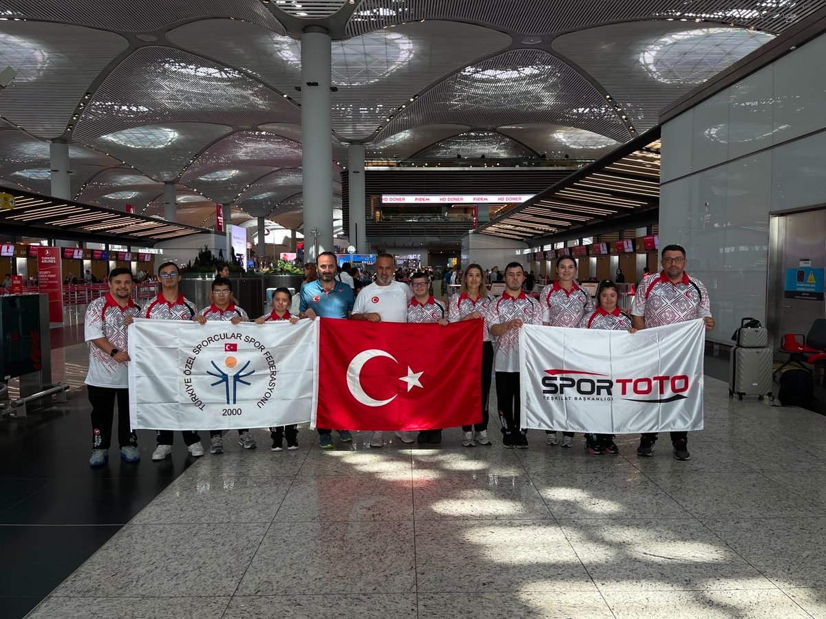 tossfedresmi's tweet photo. Down Judo Millî Takımımız Dünya Şampiyonası İçin İsveç’e Hareket Etti

Down Judo Millî Takımımız, 5-9 Ağustos 2026 tarihleri arasında İsveç’in Lindesberg kentinde düzenlenecek 2026 JUDOWN Judo Dünya Şampiyonası’na (SUDS 2026 JUDOWN World Championships) katılmak üzere bugün İstanbul Havalimanı’ndan İsveç’e hareket etti.

Federasyon Yönetim Kurulu Üyesi, teknik ekip ve antrenörler eşliğinde Dünya Şampiyonası’na katılan millî takımımızda;

🥋 Ahmet Eymen Danacı
🥋 Ahmet Ünal
🥋 Doğukan Coşar
🥋 Firuze Ferda Şevval Devrim
🥋 Musa Alan
🥋 Talha Ahmet Erdem
🥋 Zeynep Sude Bilginer

yer alıyor.

Ay-yıldızlı forma altında Türkiye’yi temsil edecek özel sporcularımız, Dünya Şampiyonası’nda madalya mücadelesi verecek.

Türkiye Özel Sporcular Spor Federasyonu Başkanı Birol Aydın, millî takımın hareketi öncesinde yaptığı değerlendirmede:

“Down Judo Millî Takımımız, ülkemizi ve ay-yıldızlı bayrağımızı İsveç’te düzenlenecek Dünya Şampiyonası’nda temsil etmek üzere bugün İstanbul’dan hareket etti. Büyük bir azim ve disiplinle şampiyonaya hazırlanan özel sporcularımızın başarılı sonuçlara imza atacaklarına yürekten inanıyorum. Her biri ülkemiz için büyük bir gurur kaynağıdır. Dünya Şampiyonası’nda mücadele edecek özel sporcularımıza, teknik ekibimize ve antrenörlerimize başarılar diliyorum. Dualarımız millî takımımızla; yolun sonu şampiyonluk olsun.” ifadelerini kullandı.