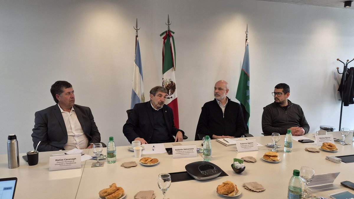 MIGobiernoPBA's tweet photo. 🇦🇷🤝🇲🇽 La Provincia estrecha vínculos con México

Funcionarios del Gobierno de la Provincia mantuvieron un encuentro de trabajo con la subsecretaria de Ciencia y Humanidades de México, Violeta Vázquez-Rojas, a fin de impulsar una agenda de cooperación conjunta. https://t.co/g94mSgFOus