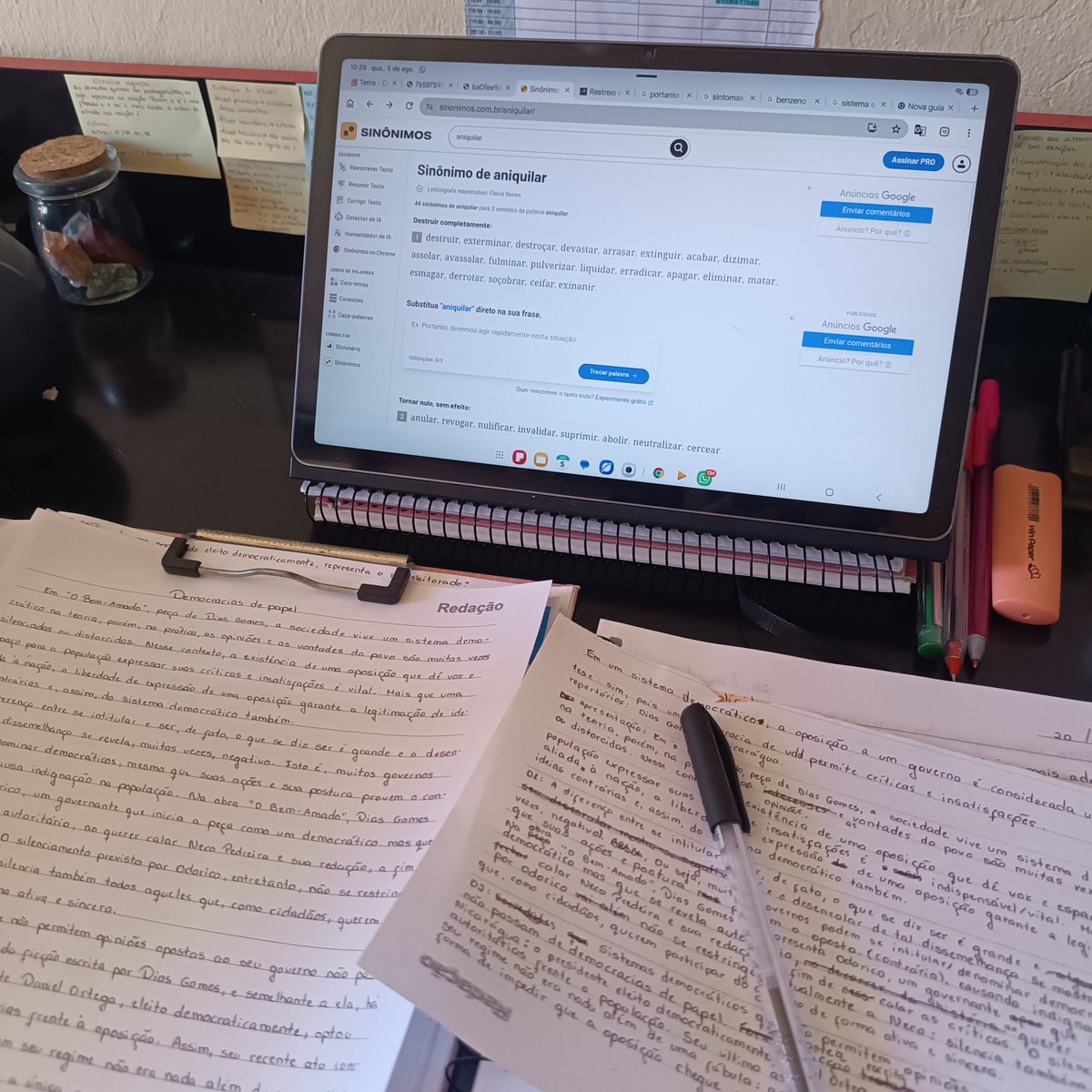 jenniestuda's tweet photo. será que algum dia terei vocabulário suficiente pra escrever redação sem a ajuda do sinônimos. com? https://t.co/Vfc0X44eLA