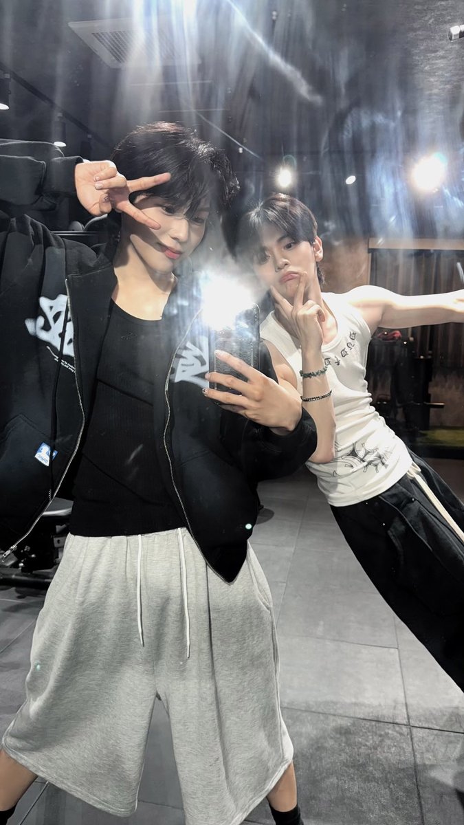 nSSign_official's tweet photo. [ #도하 ] 내 친구 성윤이 생일 추카한다 내가 한 살 어린 건지 너가 한 살 많은 건지 모르겠지만 ㅎㅎ 친구 해줘서 고맙고 옆에 있어줘서 고맙돠💜
사랑한데이💚

#nSSign #엔싸인 #エンサイン #DOHA
#HappySungyunDay https://t.co/PLbX4W80r9