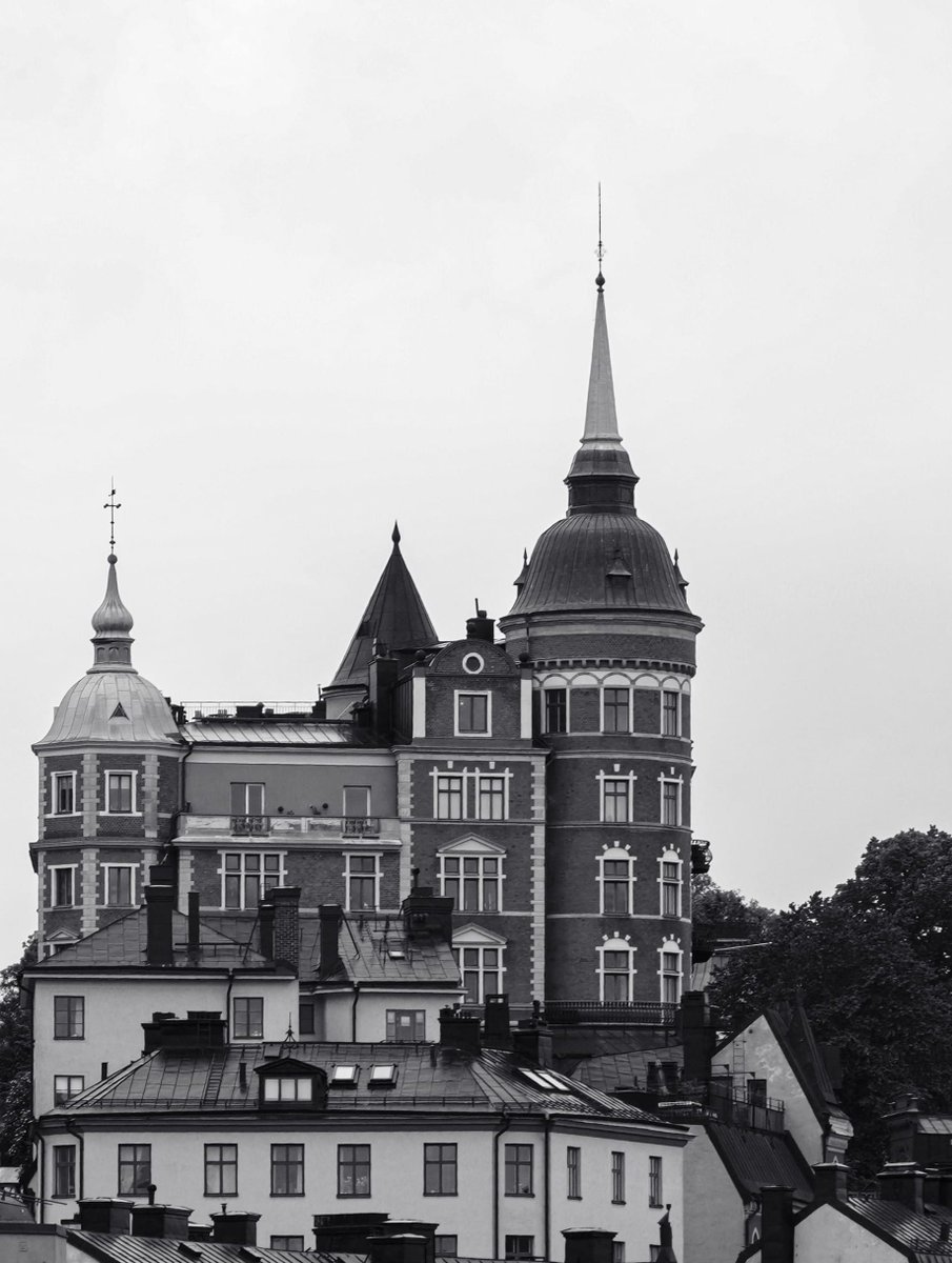 edgeehuhahnqf's tweet photo. Just spotted this cool old building today. It has such unique architecture, love exploring places like this. https://t.co/djhZyVweXR