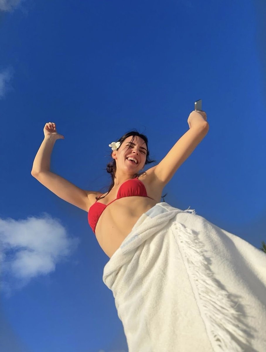 archivekend's tweet photo. manifesting a summer like kendall's https://t.co/eWTWou6s7l