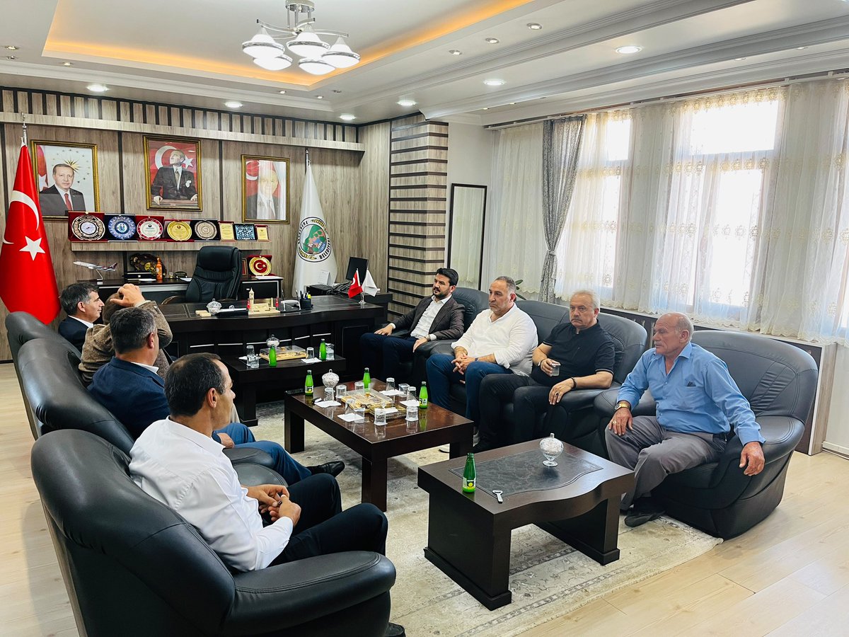 kurtcancelebi's tweet photo. 📍Bayburt 

Demirözü Belediye Başkanımız Sayın @ArslanGrer ile Gökçedere Belde Belediye Başkanımız Sayın Mikdat Şeker’i ziyaret ettik.

Nazik ev sahiplikleri ve samimi misafirperverlikleri dolayısıyla kıymetli başkanlarımıza teşekkür ediyor, yürüttükleri hizmetlerde kolaylıklar ve başarılar diliyorum. Rabbim birlik ve beraberlik içinde güzel hizmetler yapmayı nasip etsin.