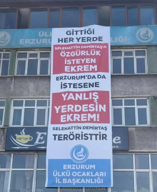 muradcobanoglu's tweet photo. Seçim kazanmak için böyle pankartlar asıp mitinglere giden çocukları taşlattılar. https://t.co/s0fhMlX5dx