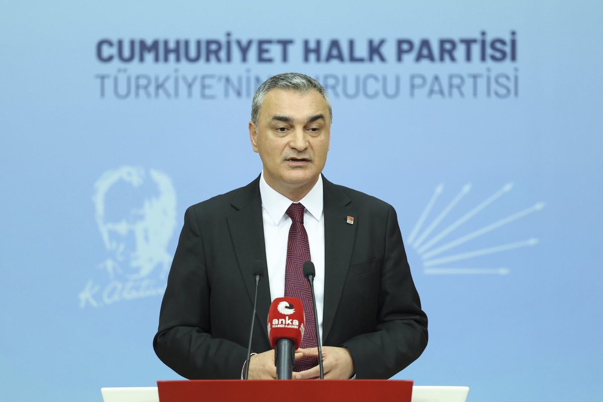 herkesicinCHP's tweet photo. Parti Sözcümüz Müslim Sarı, Merkez Yönetim Kurulu gündemine ilişkin basın toplantısı düzenledi. https://t.co/MTL3xdhAUi