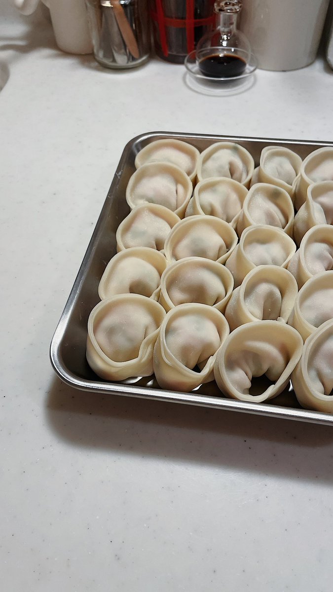 c___a___o_'s tweet photo. 黙々とひとりで餃子を包みたい夜が定期的にある🥟 https://t.co/lsBaXt1nnL