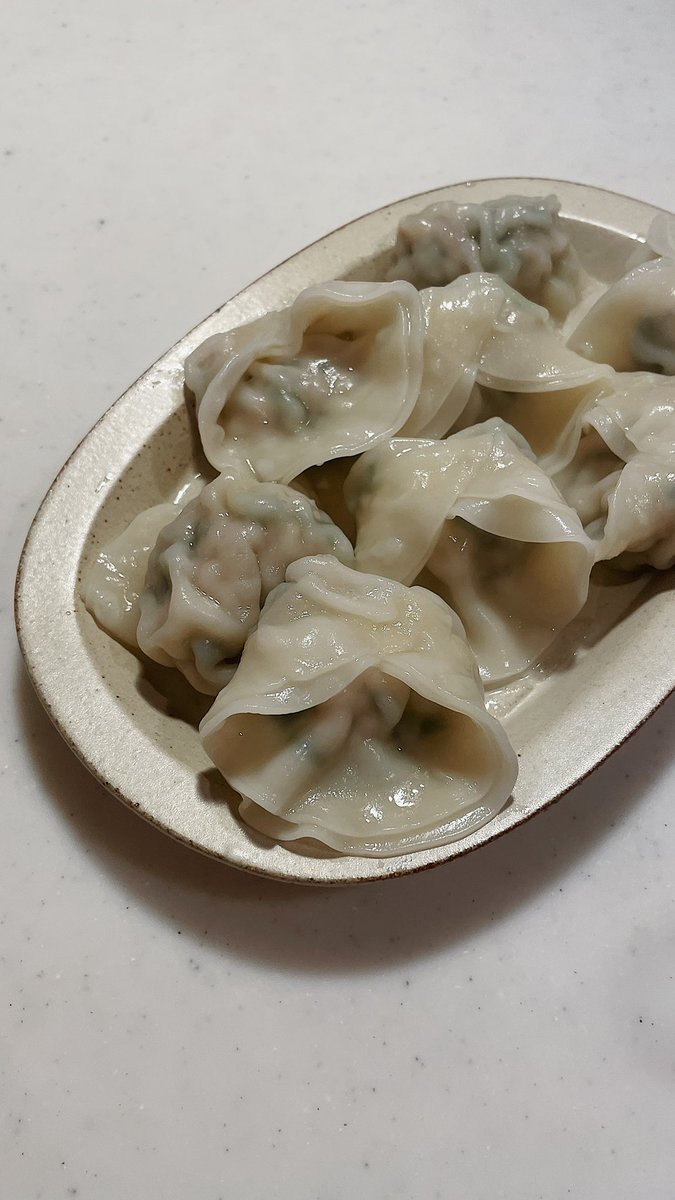 c___a___o_'s tweet photo. 黙々とひとりで餃子を包みたい夜が定期的にある🥟 https://t.co/lsBaXt1nnL