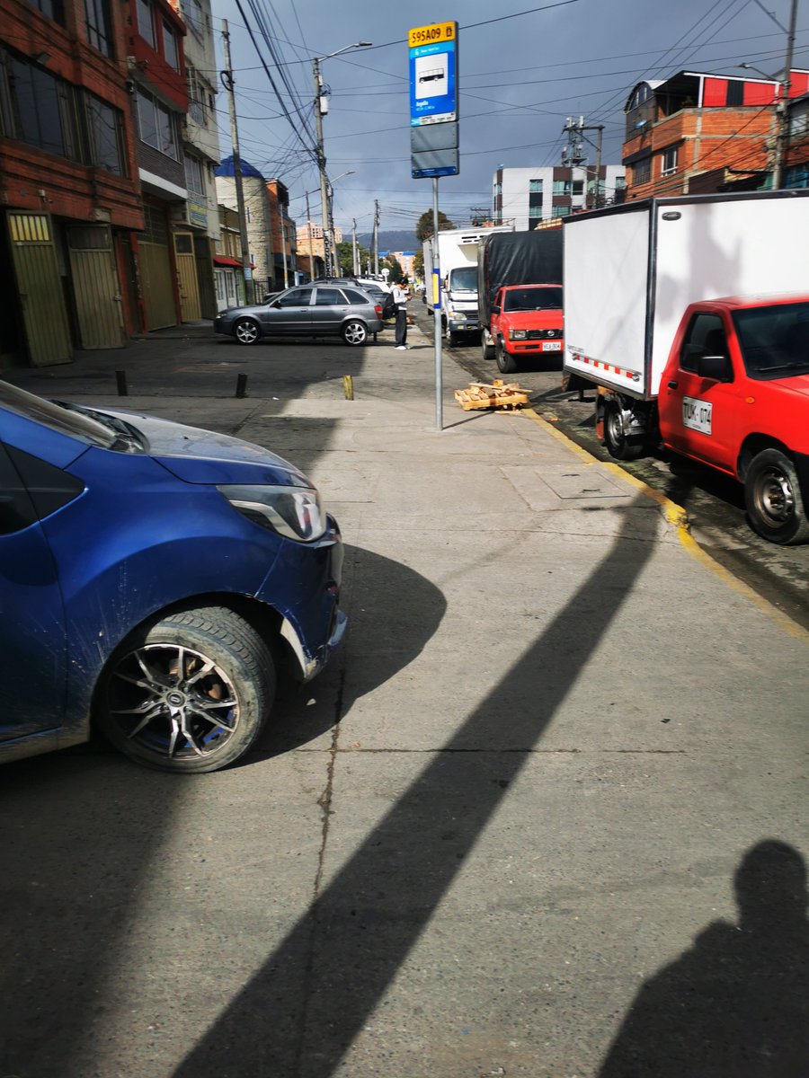 Juliamzam's tweet photo. @transmisitp @Alcaldiakennedy Quiero reportar la mala ubicación de paradero de SITP: Argelia KR 72H - CLL  38 B sur # 595A09. Esta ubicado sobre una zona de carga y descarga de camiones. El parqueo de camiones frente y alrededor del parqueadero hace muy difícil esperar.🧵 🔽 https://t.co/oPjFkY587r