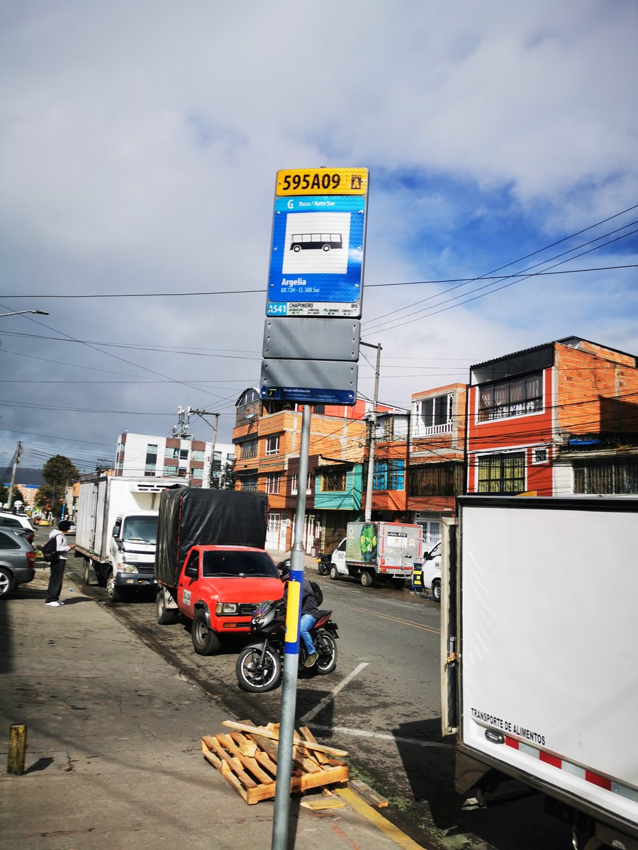 Juliamzam's tweet photo. @transmisitp @Alcaldiakennedy Quiero reportar la mala ubicación de paradero de SITP: Argelia KR 72H - CLL  38 B sur # 595A09. Esta ubicado sobre una zona de carga y descarga de camiones. El parqueo de camiones frente y alrededor del parqueadero hace muy difícil esperar.🧵 🔽 https://t.co/oPjFkY587r