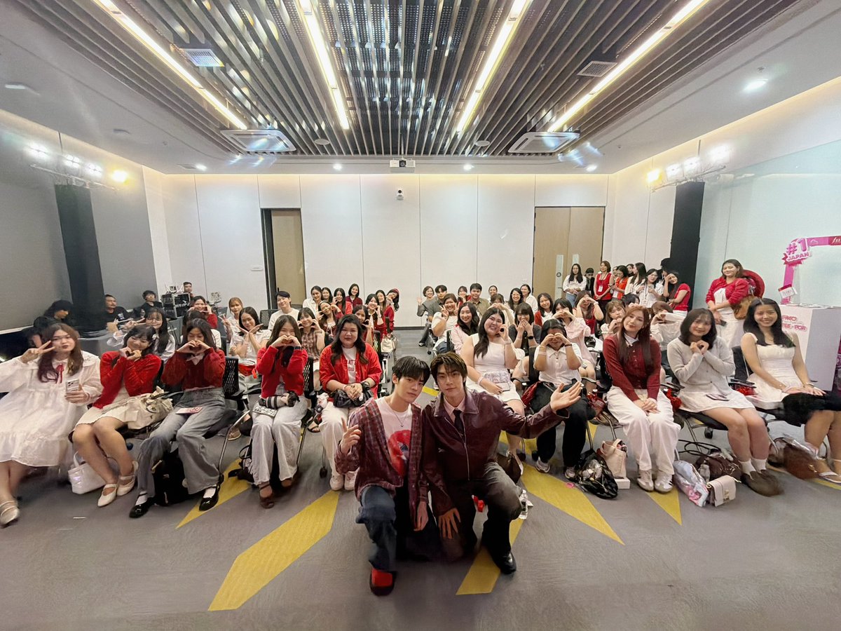 DomundiTV's tweet photo. ขอขอบคุณ @Fino_Thailand ที่ให้เกียรติ “ตี๋ตี๋” @twnpich และ “ป๋อ” @porsuppakarn ได้มาร่วมกิจกรรมในวันนี้นะคะ 🥰

ขอขอบคุณแฟน ๆ ทุกคนที่มาเจอกัน รวมถึงแฟน ๆ ที่ส่งกำลังใจมาให้ทั้งสองคนด้วยนะคะ 🫶🏻✨️

#FinoTheFirstDropWithTeeTeePor https://t.co/TZJFeWsaJX