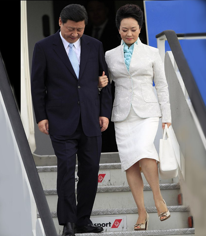 XoiXiJinping's tweet photo. El vino del avión era bueno... hic

Cuantas escalelas. No me sueltes amol, hic, que voy un poco peljudicado... https://t.co/I9USjOO4jk
