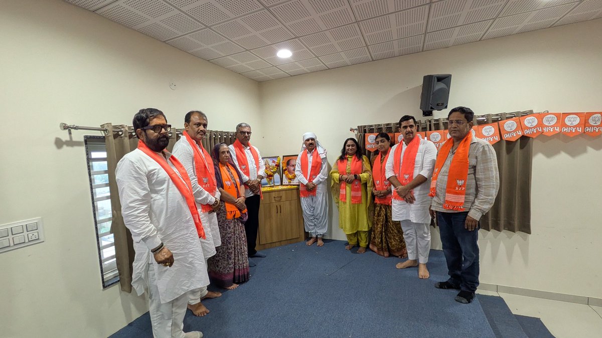 Dhaval_BJP's tweet photo. ‘હર ઘર તિરંગા’ અભિયાન અંતર્ગત જિલ્લા કાર્યાલય ‘કચ્છ કમલમ્’, ભુજ ખાતે આયોજિત જિલ્લા બેઠકમાં માર્ગદર્શન આપ્યું. 

બેઠકમાં જિલ્લા ભાજપ પ્રભારી ફલજીભાઈ ચૌધરી, કચ્છ જિલ્લા ભાજપ અધ્યક્ષ શ્રી દેવજીભાઈ વરચંદ, જિલ્લા પંચાયત પ્રમુખ શ્રીમતી પ્રભાબેન હુણ, ગાંધીધામના ધારાસભ્ય શ્રીમતી માલતિબેન મહેશ્વરી, ગાંધીધામના મેયર શ્રીમતી દિવ્યાબેન નાથાણી, જિલ્લા મહામંત્રીશ્રીઓ શ્રી હિતેશભાઈ ખંડોર, શ્રી ભીમજીભાઈ જોધાણી સહિત જિલ્લાના હોદ્દેદારો, મંડલ પ્રભારીઓ, મંડલ પ્રમુખ-મહામંત્રીઓ સહિત અપેક્ષિત શ્રેણીના હોદ્દેદારો ઉપસ્થિત રહ્યાં. 

#HarGharTiranga
#BJPKutch