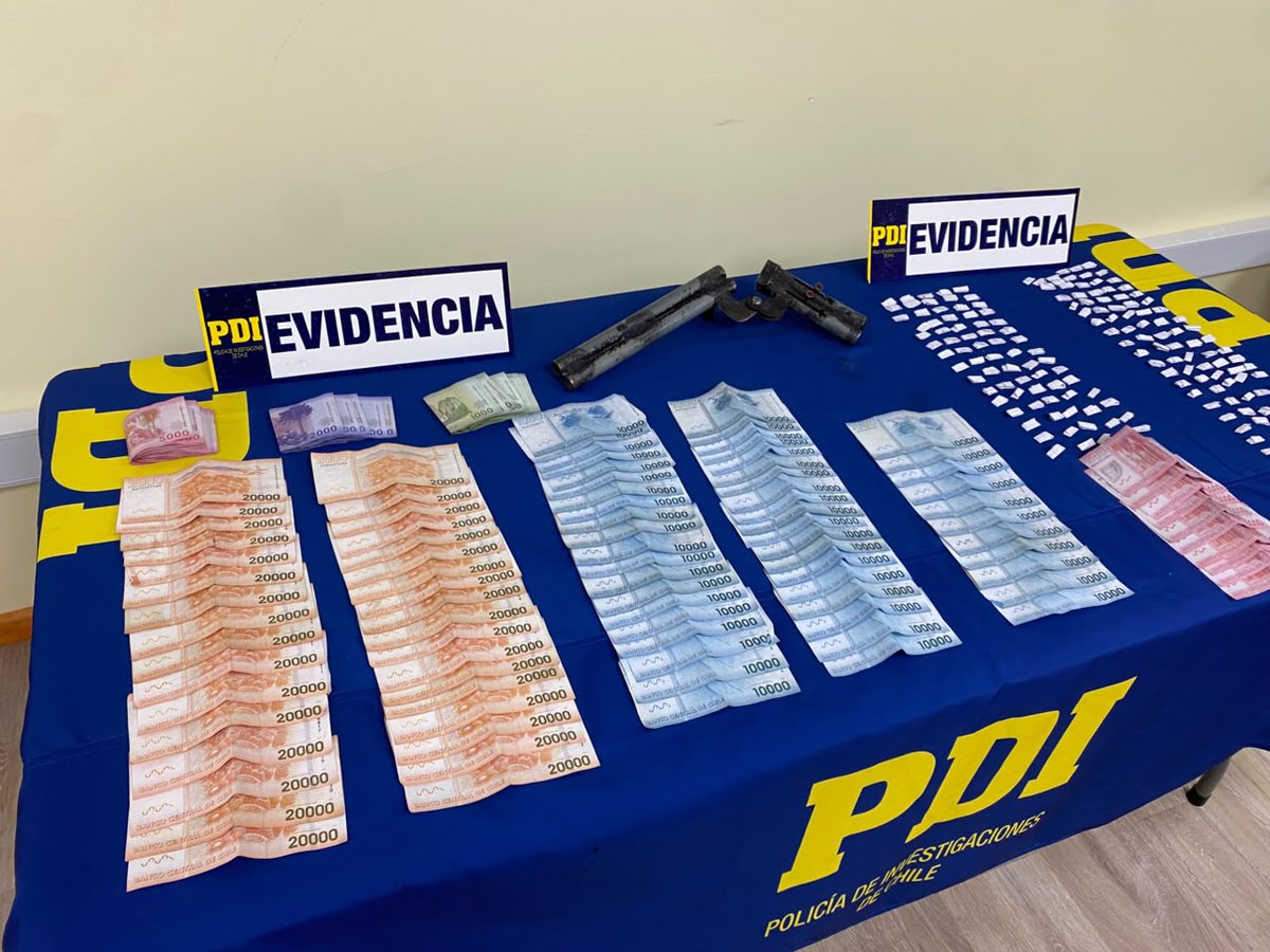 PDI_BIOBIO's tweet photo. 🚨 Agrupación  #MT0 de la Brigada de Investigación Criminal #Coronel desarticuló 2 puntos de microtráfico en la comuna. El operativo dejó 3 detenidos, más de 3.400 dosis de cocaína base incautadas, un arma de fabricación artesanal y $1,6 millones en efectivo. https://t.co/9aRhV5bAyO