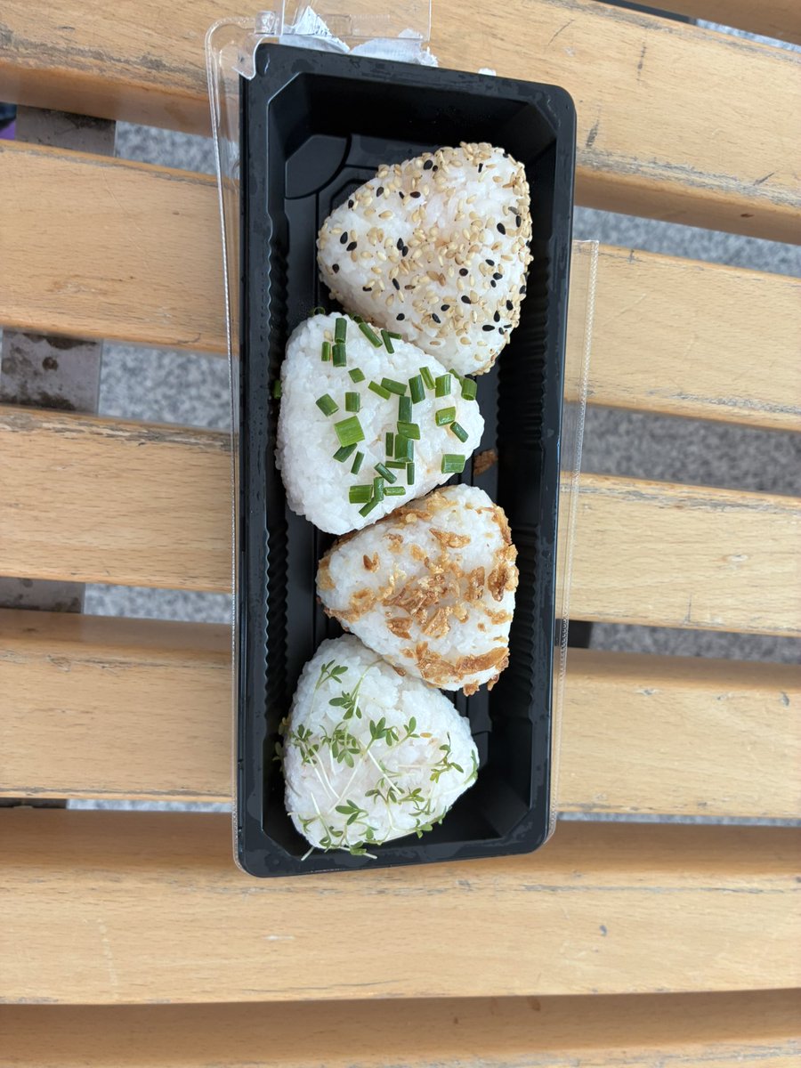 Arcana_Pokemon's tweet photo. Im örtlichen Marktkauf gab es zwar #Diddl Sachen, aber die niedlichen Plüschtiere waren leider ausverkauft. Dann habe ich mein Geld eben in leckere #Onigiri investiert.
#Food #foodpic #foodie https://t.co/mukNJWA5DB