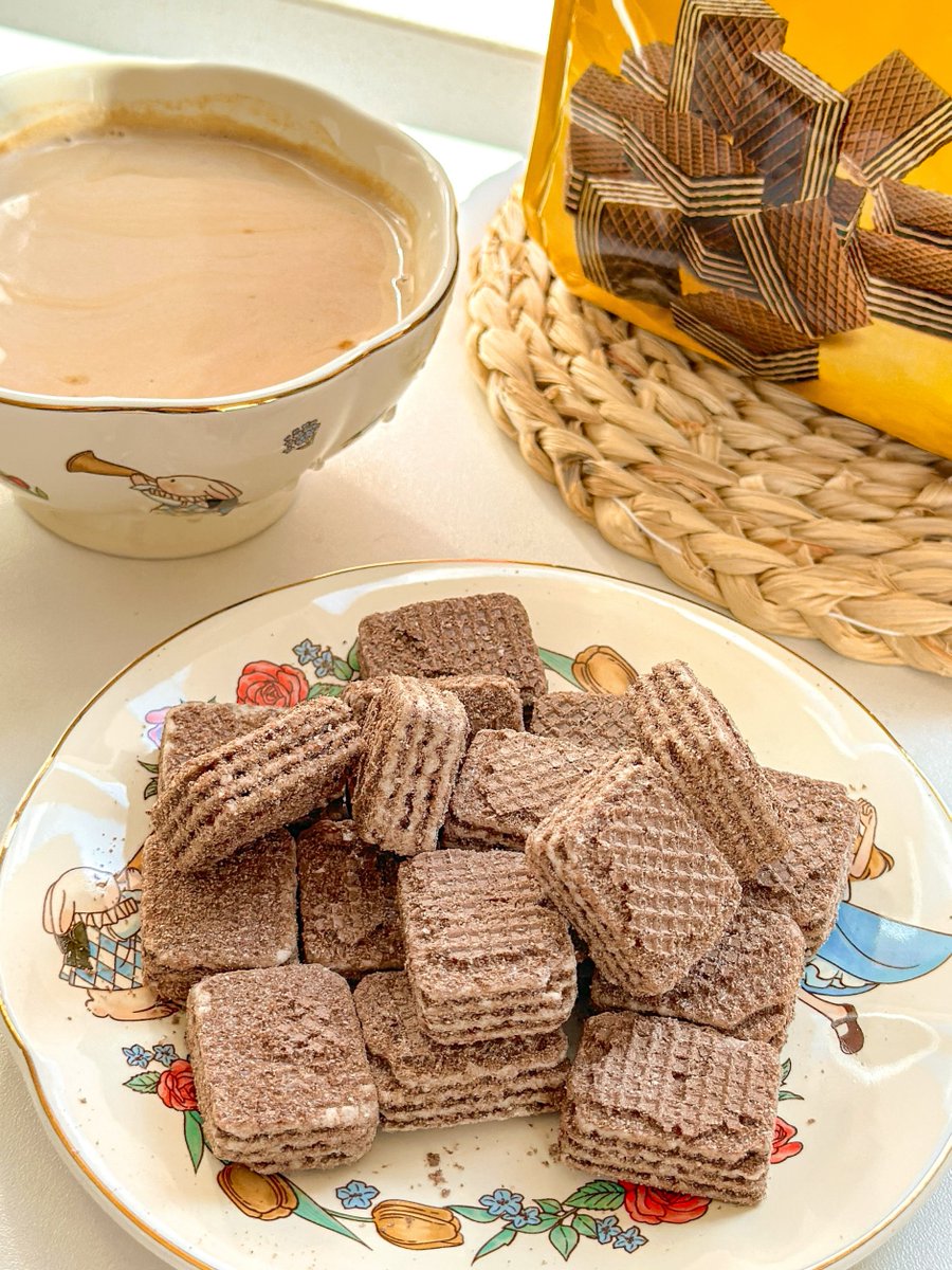 dozoni's tweet photo. Craving something sweet  Just split a warm chocolate chip cookie with my bestie—snacks taste way better when shared! Who’s your go-to snack buddy #SnackTime #SharingIsCaring https://t.co/oFxPAff9zb
