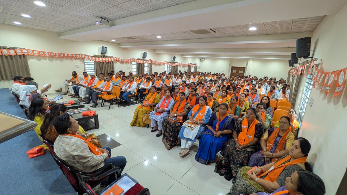 Dhaval_BJP's tweet photo. ‘હર ઘર તિરંગા’ અભિયાન અંતર્ગત જિલ્લા કાર્યાલય ‘કચ્છ કમલમ્’, ભુજ ખાતે આયોજિત જિલ્લા બેઠકમાં માર્ગદર્શન આપ્યું. 

બેઠકમાં જિલ્લા ભાજપ પ્રભારી ફલજીભાઈ ચૌધરી, કચ્છ જિલ્લા ભાજપ અધ્યક્ષ શ્રી દેવજીભાઈ વરચંદ, જિલ્લા પંચાયત પ્રમુખ શ્રીમતી પ્રભાબેન હુણ, ગાંધીધામના ધારાસભ્ય શ્રીમતી માલતિબેન મહેશ્વરી, ગાંધીધામના મેયર શ્રીમતી દિવ્યાબેન નાથાણી, જિલ્લા મહામંત્રીશ્રીઓ શ્રી હિતેશભાઈ ખંડોર, શ્રી ભીમજીભાઈ જોધાણી સહિત જિલ્લાના હોદ્દેદારો, મંડલ પ્રભારીઓ, મંડલ પ્રમુખ-મહામંત્રીઓ સહિત અપેક્ષિત શ્રેણીના હોદ્દેદારો ઉપસ્થિત રહ્યાં. 

#HarGharTiranga
#BJPKutch