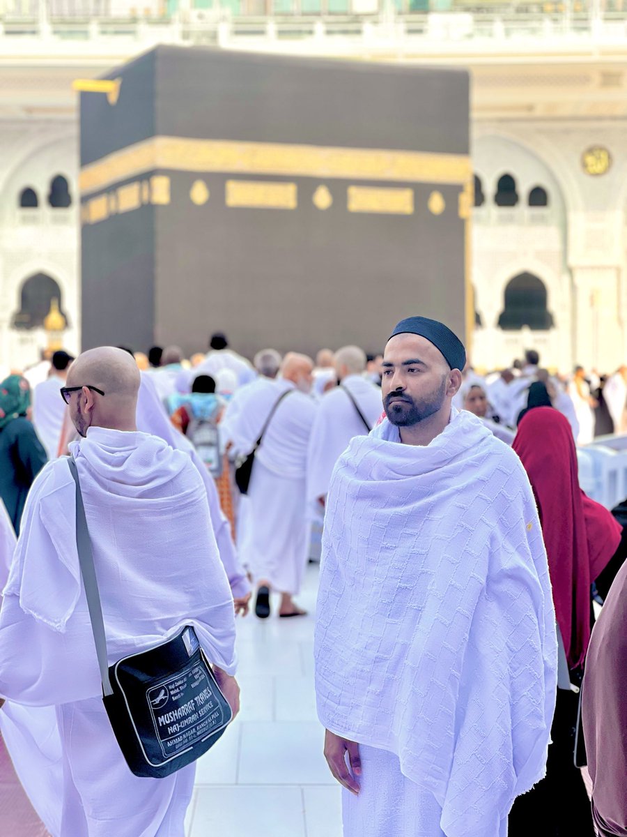 AbdulRehmanNi20's tweet photo. In front of the Kaaba, every worldly worry feels smaller. May Allah accept our worship, forgive our sins, and guide us always. Ameen! 🤲
#umrah #makkah #niazi #niazi_457 #abdulrehmanniazi #post https://t.co/oL4S8F7psm