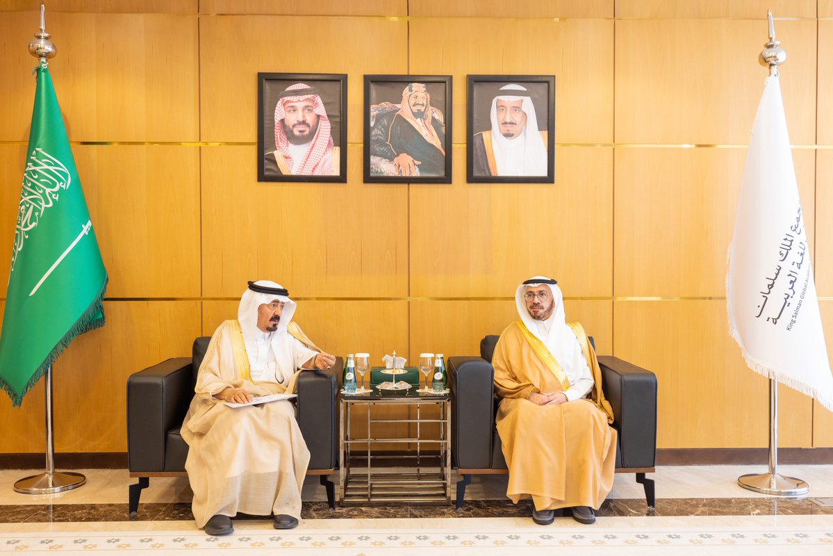 GCCGRT's tweet photo. ضمن جهود جهاز إذاعة وتلفزيون الخليج لتطوير منظومة العمل  الإعلامي الخليجي المشترك، قام معالي الدكتور عبدالرحمن الهزاع مدير عام الجهاز اليوم بزيارة مجمع الملك سلمان العالمي للغة العربية وكان في استقبال معاليه سعادة الأستاذ الدكتور عبدالله الوشمي أمين عام المجمع وبدأ الزيارة بجولة في مرافق المجمع ومعارضه، اطّلع خلالها معاليه على ما يقدمه المجمع من مبادرات ومشروعات، مشيدًا بما شاهده من جهود متميزة في خدمة اللغة العربية، كما بحث معاليه خلال الزيارة فرص التعاون في تنفيذ المبادرات والبرامج والفعاليات النوعية التي تسهم في تطوير المهارات اللغوية للإعلاميين وسبل تبادل الخبرات في المجالات ذات الاهتمام المشترك بين الجانبين