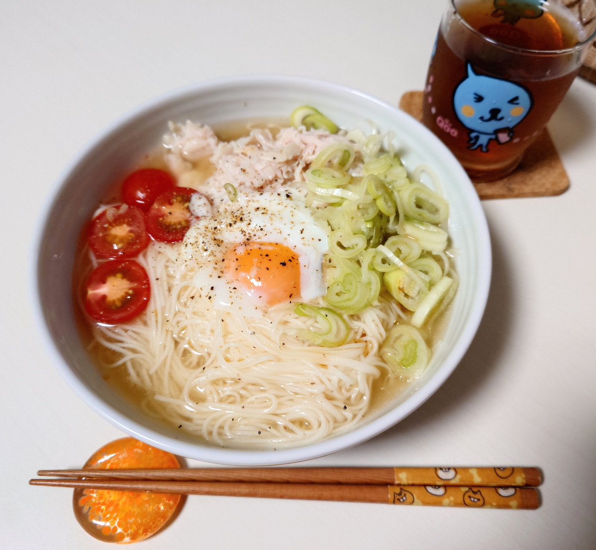 ueda_office's tweet photo. 晩ごはんは、
地鶏だし塩スープのお素麺(温)
今日はネギを入れてペロリとうましっ✨

今日は夜になっても20℃で気温が高め👀
ごちそうさまでした🥰
(もう食べちゃった) https://t.co/nnagzMIAAp
