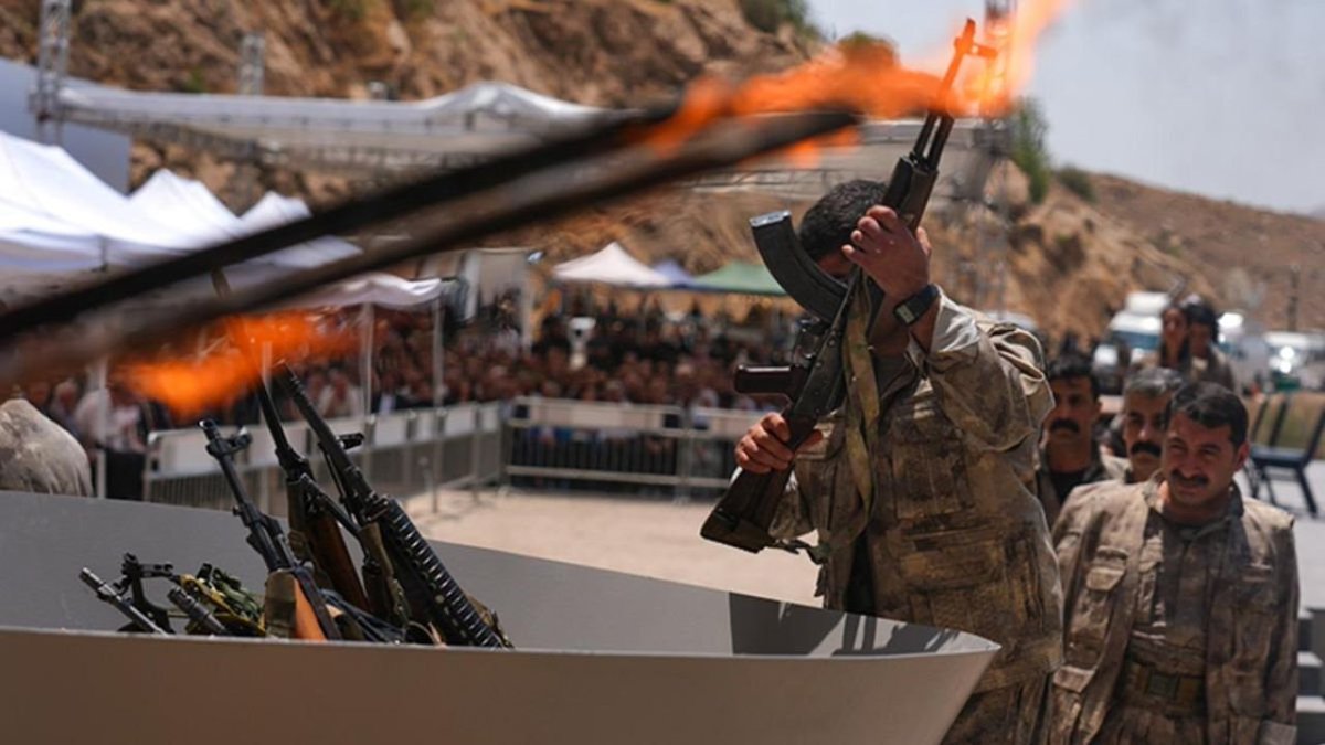 tcdefence's tweet photo. 📁"Terörsüz Türkiye" süreciyle alakalı bugün imza altına alınan Çerçeve yasasının detayları:

Yasadan 2005 yılı öncesi ağırlaştırılmış müebbet hapis cezasına çarptırılanlar yararlanamayacak. Abdullah Öcalan'a umut hakkı söz konusu olmayacak.

Yasa PKK'nın tamamen kendini feshetmesi ve silahsızlandırılmasının onayı halinde 6 ay sonra yürürlüğe girecek. PKK'nın fesih şartlarını karşılayıp karşılamadığı MİT tarafından takip edilecek. Şartların karşılanması halinde Milli Güvenlik Kurulu bir araya gelip yasa için nihai onayı verecek.

Koşulların sağlanması halinde "örgütü kurma veya yönetme, üyelik, bilerek ve isteyerek yardım, propaganda, örgüt faaliyeti kapsamındaki suçlar ve terörün finansmanına ilişkin suçlar" ile ilgili soruşturma, kovuşturma ve kesinleşmiş mahkûmiyet hükümleri ertelenecek.

15 yıl veya daha hapis cezası alan hükümlülerin cezalarının infazı 5 yıl, 15 yıldan fazla ile müebbet hapis veya ağırlaştırılmış müebbet hapis cezası alanların infazı 10 yıl süreyle ertelenecek. Tekrar örgütle alakalı bir suça karışması durumunda erteleme kaldırılacak.