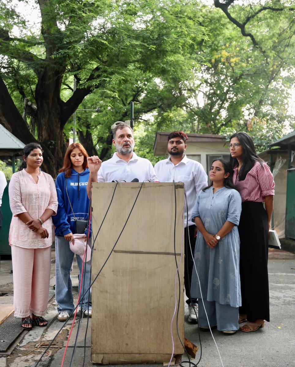 INCIndia's tweet photo. लोकतंत्र में अन्याय के खिलाफ आवाज उठाना- अधिकार होता है। 

लेकिन जब इन युवाओं ने आवाज उठाई, तो तानाशाह मोदी सरकार ने इनके साथ बर्बरता करने में कोई कसर नहीं छोड़ी। 

युवाओं को मारा-पीटा और धमकाया गया, लड़कियों को ट्रोल किया गया, इनकी हिम्मत तोड़ने की पूरी कोशिश की गई। 

लेकिन अन्यायी तानाशाह याद रखे...

हिंदुस्तान के युवा डरने और रुकने वाले नहीं हैं। कांग्रेस हर कदम पर इनके साथ खड़ी है- जीत युवाओं की होगी.. न्याय की होगी.. सच की होगी।