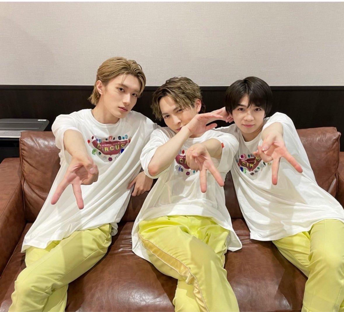 yj_h99's tweet photo. ギャルピしてても指先まで綺麗な右手で大好き https://t.co/7ZHBbG0M0w