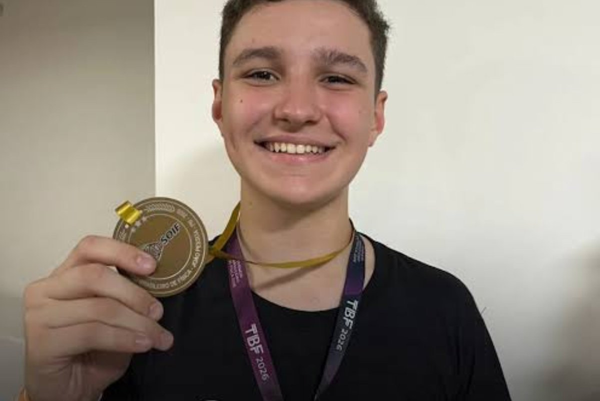 leolinshumor's tweet photo. Arthur Alencar Spuri, de 16 anos, conquistou medalha de ouro na Olimpíada Internacional de Economia na China, disputando contra outros 260 competidores de outros cantos do planeta

Isso foi mês passado e eu duvido que você tenha ficado sabendo

Era papo do governo estar homenageando esse moleque e investindo nele, mas nós sabemos como o nosso país trata quem vence por mérito próprio