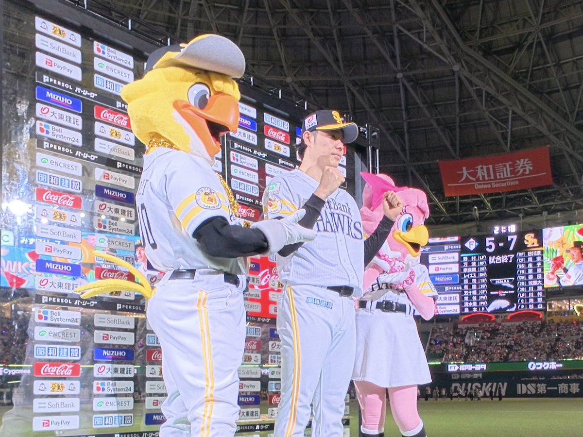 hawksHarry's tweet photo. たかほー☆☆
8回松本投手の投球でリズムを作り、
野村選手のホームランで勝ち越し⚾️
熱い応援が選手達に届きました！
ありがとう♪
この勢いのまま突っ走っていこう👊
#sbhawks #全新 https://t.co/XovRnO6QVJ